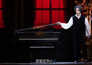 [프레스콜] 카이, 피아노 옆에 선 베토벤