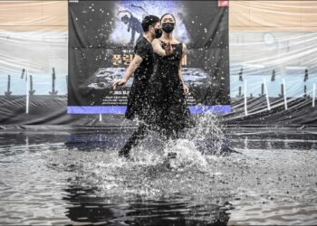 ‘폴링워터 : 감괘’ 무용, 수(水)가 서로를 반영하며 만든 뜨거운 무대