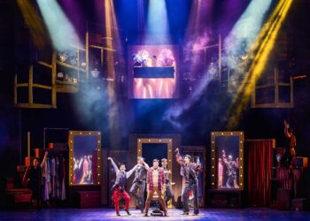 뮤지컬  샤롯데씨어터에서 대극장 뮤지컬계 평정하며 화려한 개막