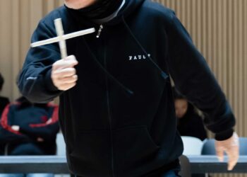 [현장스케치] 유인촌, 십자가를 손에 쥐고