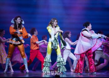 [현장스케치] 피아노 치는 도나-타냐-로지