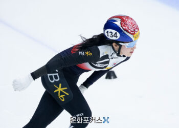 쇼트트랙 세계선수권 1,500m 결승 B조 김길리 극적인 대역전극으로 1위, 김건희 4위