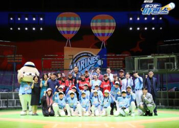 “실제 야구선수 같았어요! 너무 재밌습니다.”조선의 4번 타자 이대호, 뮤지컬 ‘야구왕 마린스’에 반했다!