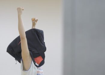 수면 위로 떠오른 ‘새빨간’ 욕망, 연극 ‘새빨간 스피도’ 국내 초연