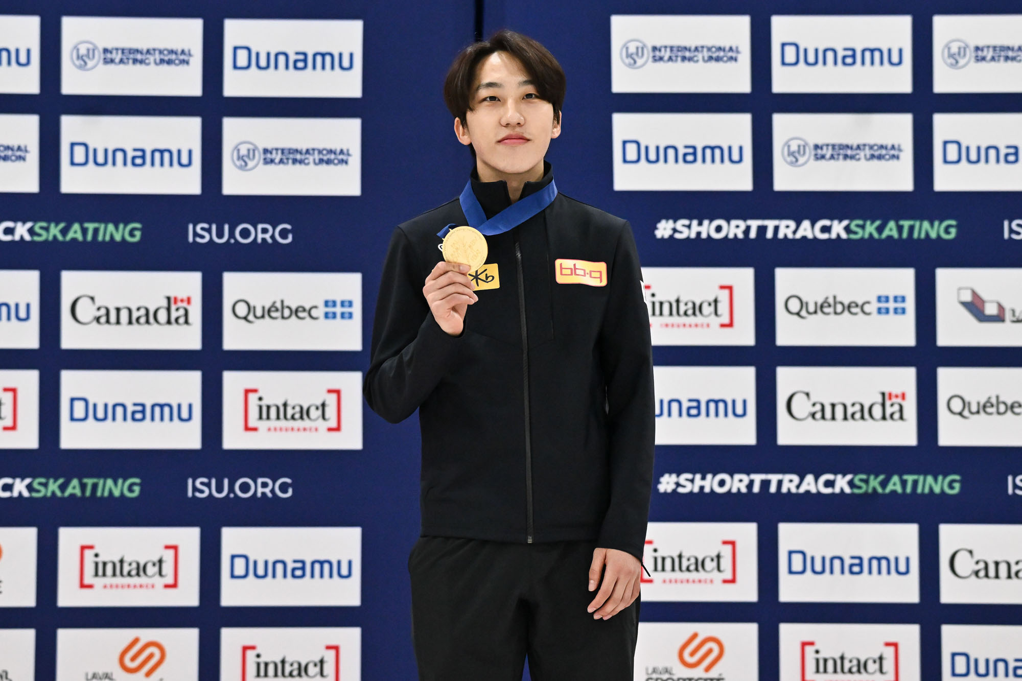 LAVAL, CANADA - NOVEMBER 04:  Park Ji Won of the Republic of Korea poses with his gold medal after finishing first in the men’s 1500 m final during the ISU Four Continents Short Track Speed Skating Championships at Place Bell on November 4, 2023 in Laval, Quebec, Canada.  (Photo by Minas Panagiotakis - International Skating Union/International Skating Union via Getty Images)