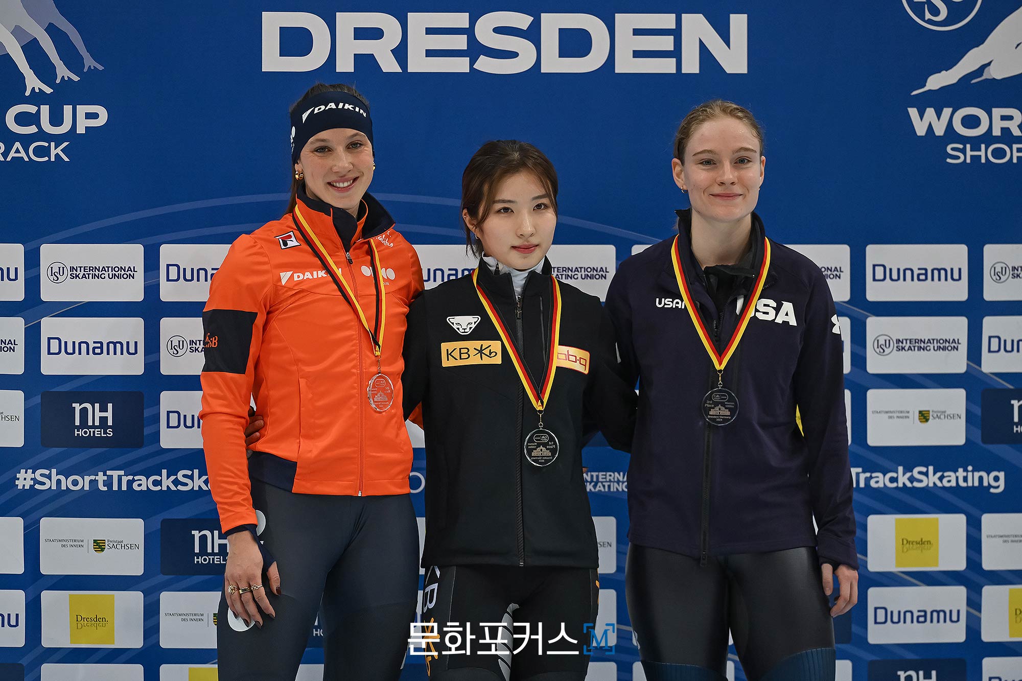 쇼트트랙 월드컵 5차 대회 여자 1,000m 2차 레이스 우승자 김길리(중앙) | 사진 = Christian Kaspar-Bartke (c) ISU