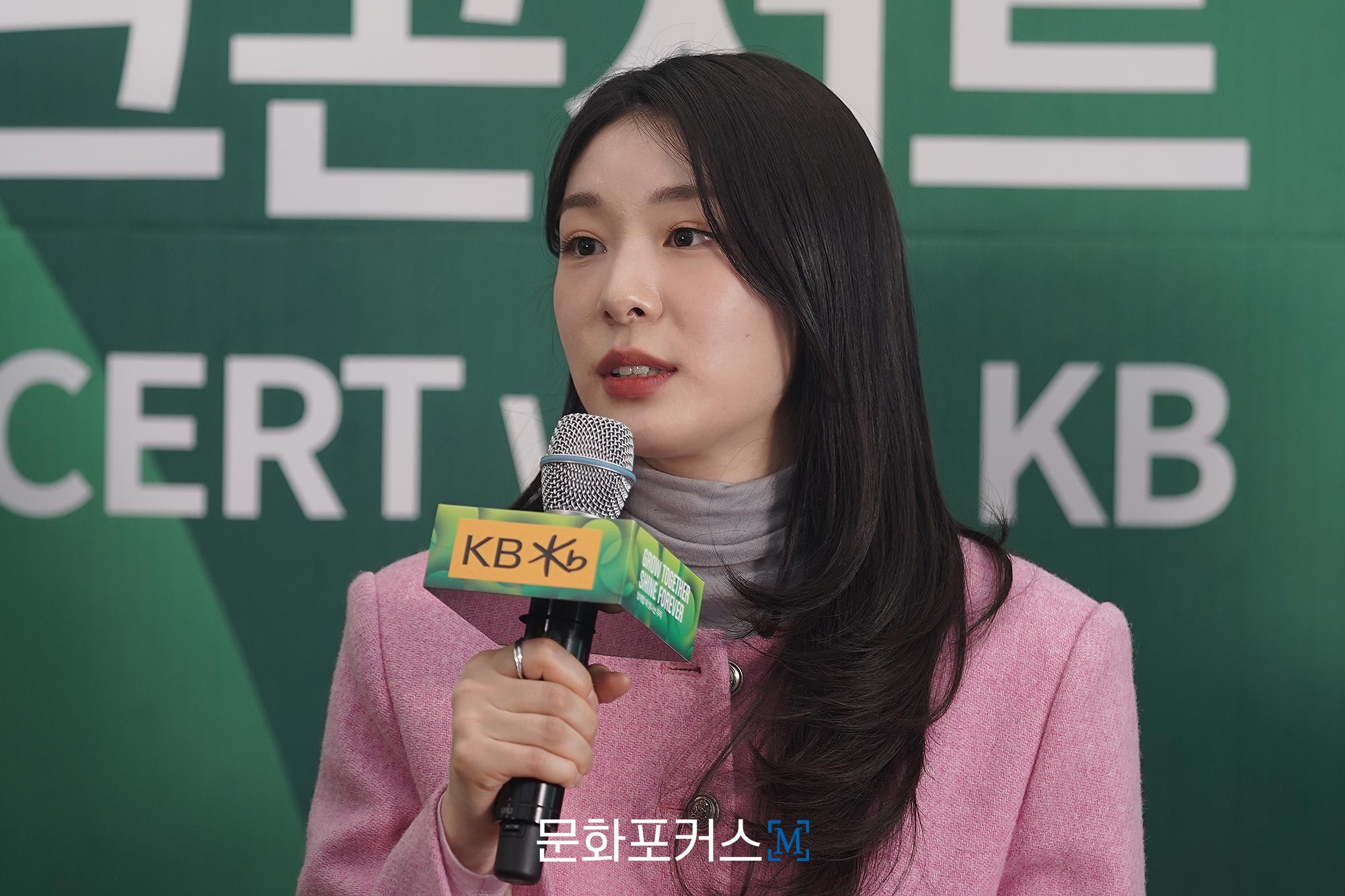 패널들과 이야기를 나누고 있는 김연아 홍보대사 | 제공=2018평창기념재단