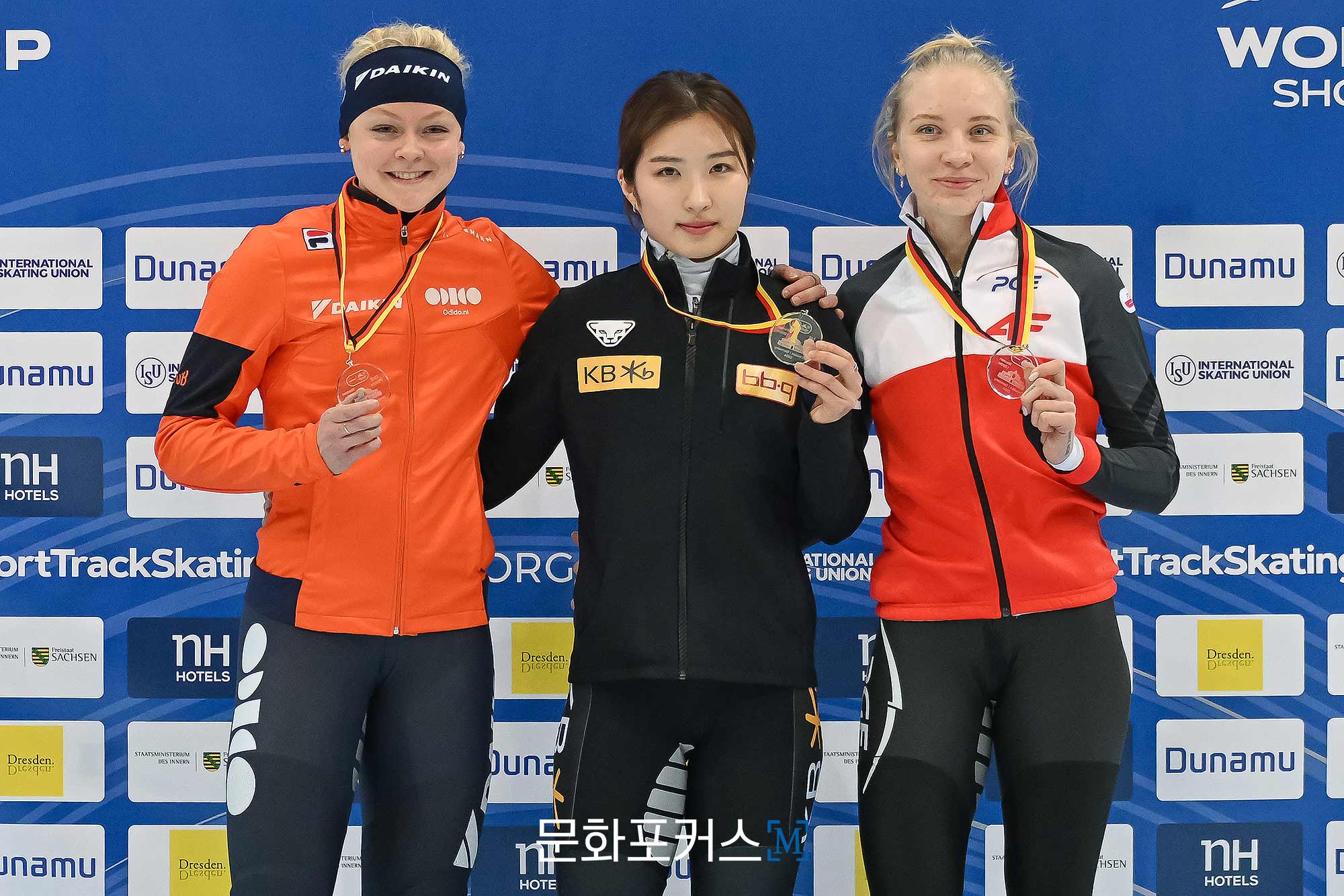 쇼트트랙 월드컵 5차 대회 여자 1,000m 1차 레이스 우승자 김길리(중앙) | 사진 = Christian Kaspar-Bartke (c) International Skating Union
