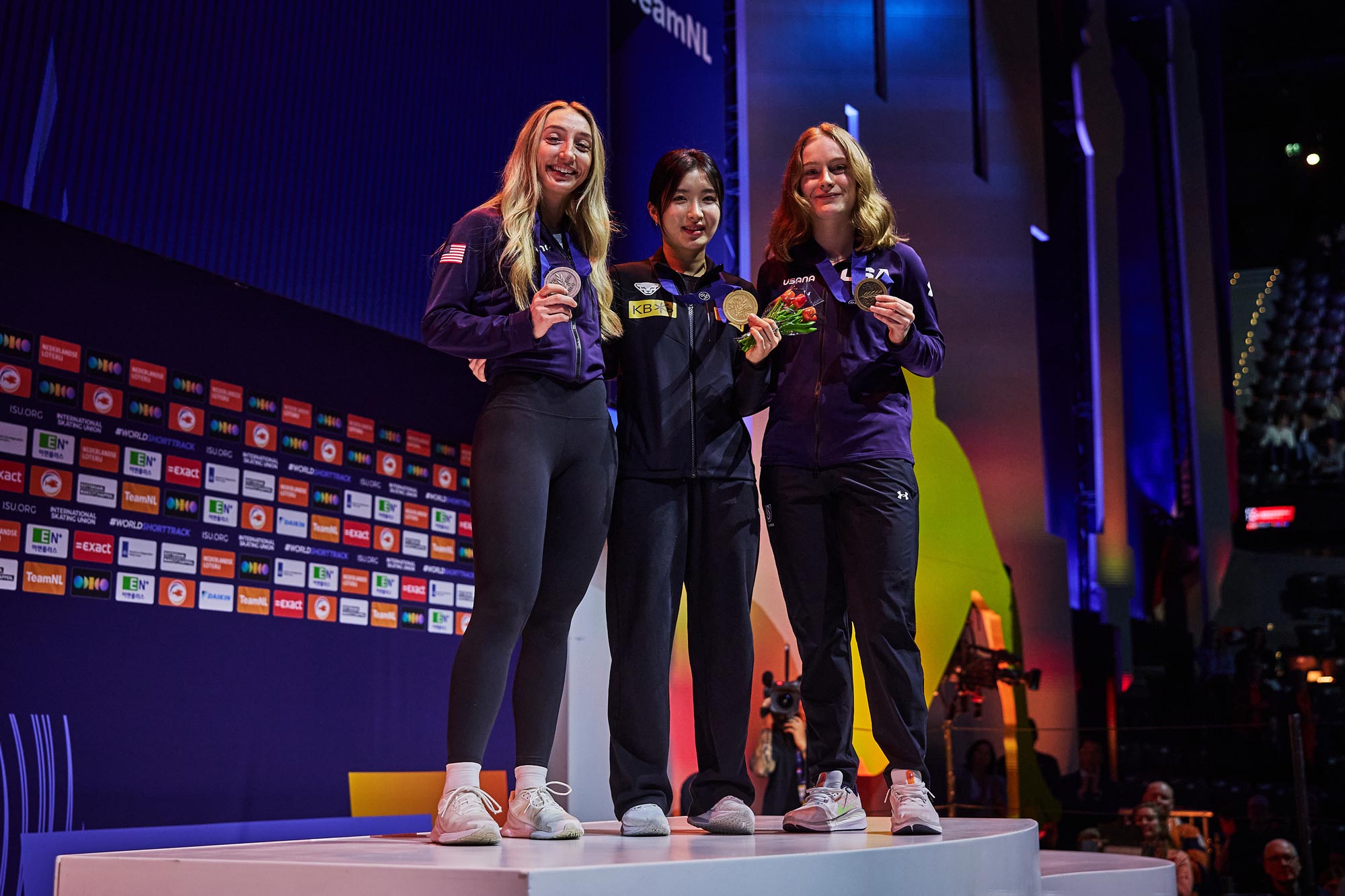 2024 세계선수권 여자 1,500m 수상자 (왼) 크리스틴 산토스-그리스월드, 김길리, 코린 스토다드(오) | 제공 = ISU