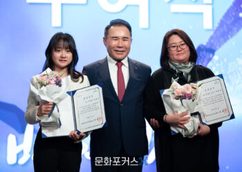 [현장스케치] 2024 빙상인의 밤, 성적 우수 포상의 김채연, 최형경