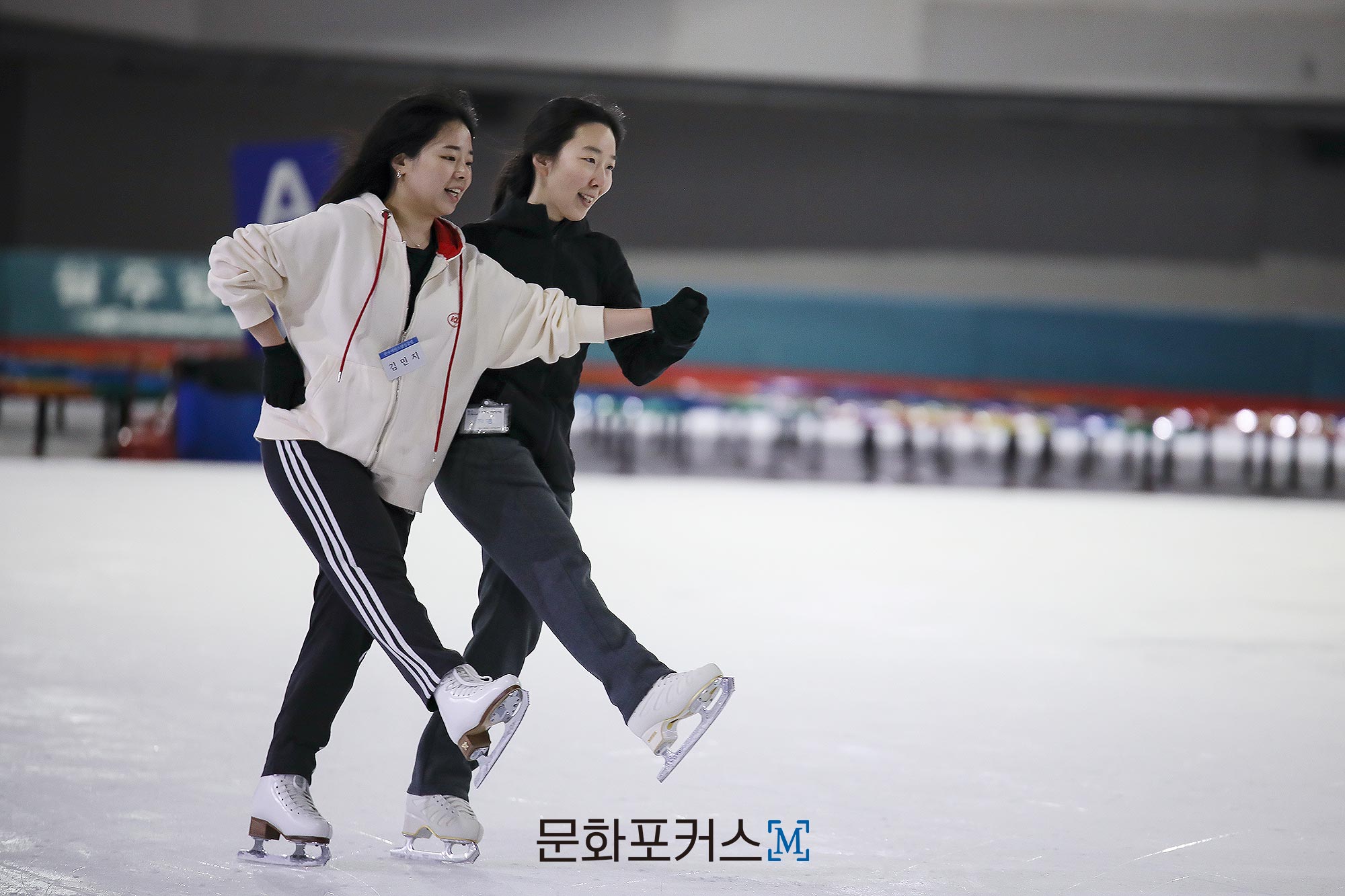 양태화의 지도에 따라 연습중인 아이스댄싱 클럽 회원 | 촬영=박지민