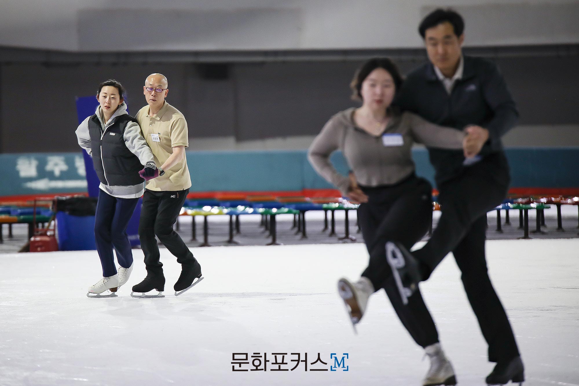 양태화의 지도에 따라 연습중인 아이스댄싱 클럽 회원 | 촬영=박지민