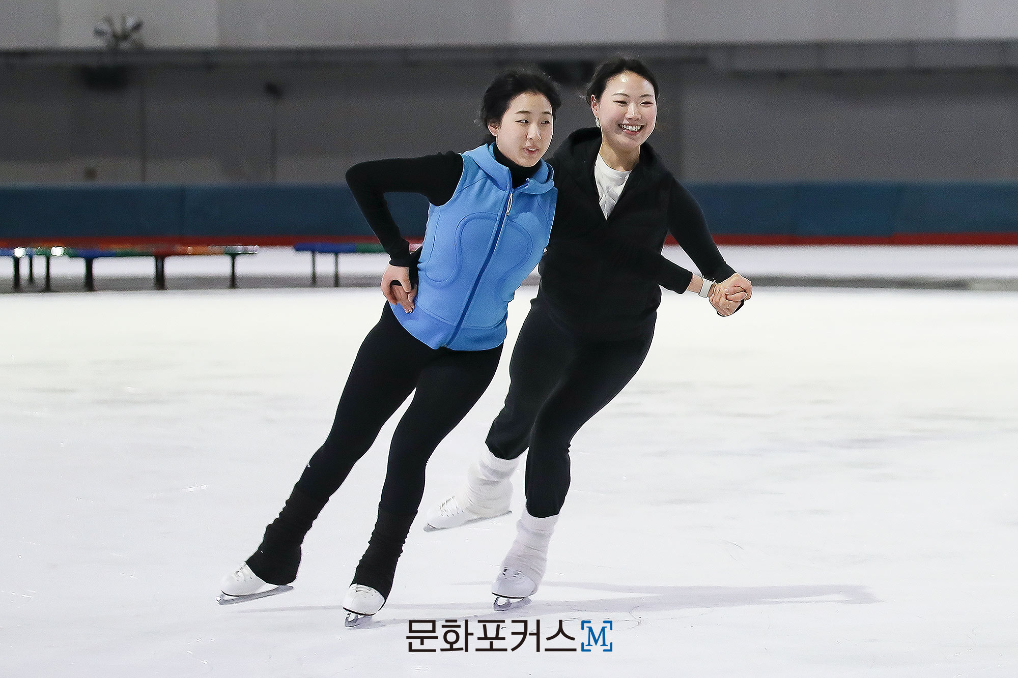 아이스댄스 홀드를 연습 중인 피겨스케이팅 여자 싱글 황지영-김해진 코치 | 촬영=박지민