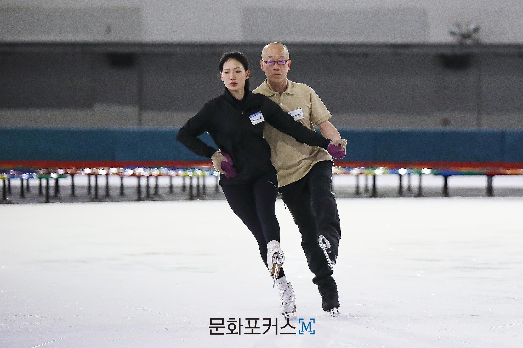 양태화의 지도에 따라 연습중인 아이스댄싱 클럽 회원 | 촬영=박지민