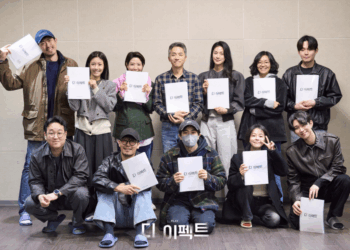 연극 ‘디 이펙트’ 상견례 현장 공개,설레는 분위기 속 본격 연습 돌입