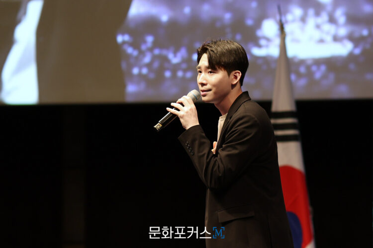 축하 공연 중인 뮤지컬 배우 이준우