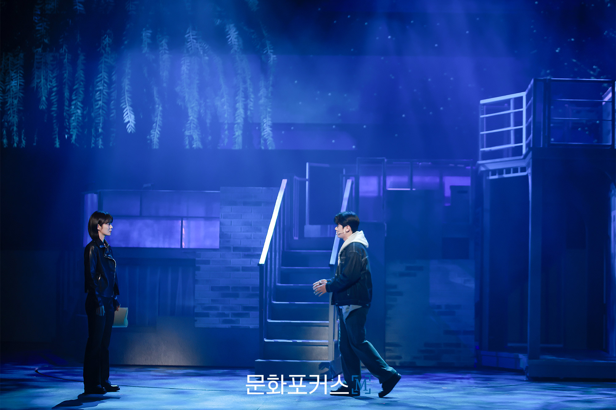 와타야 이즈미役의 배우 오유민과 사에구사 켄토 役의 배우 정지우｜ 촬영=박지민