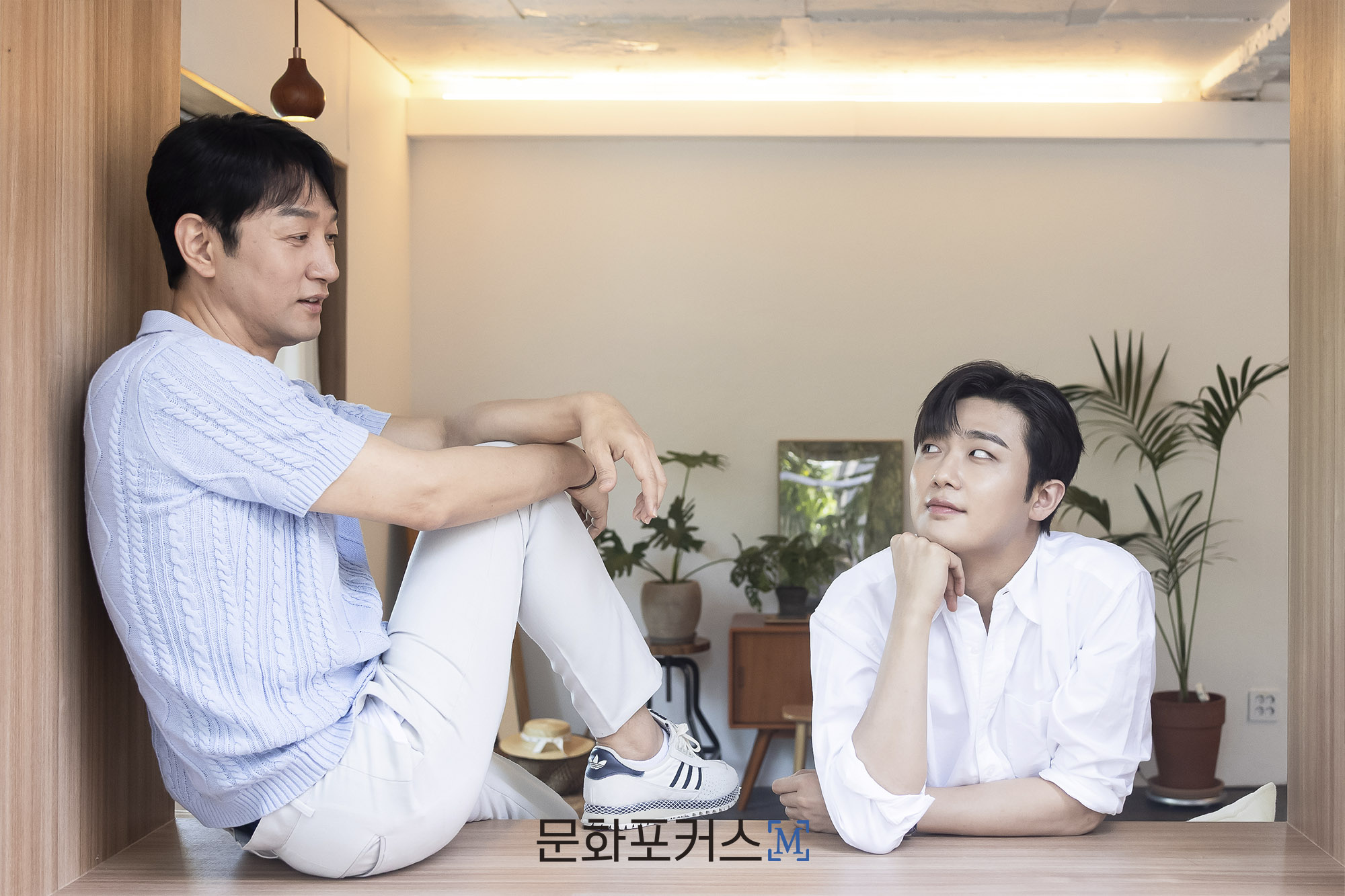 연극 '킬 미 나우'에 '제이크'와 '조이'역으로 출연 중인 배우 '이석준'과 '이석준' | 사진 = 이지윤