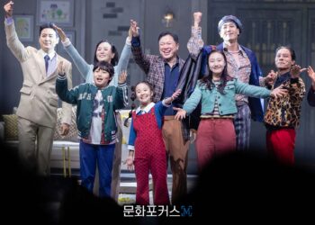 [리뷰] 뮤지컬 〈미세스 다웃파이어〉, 더 화려해진 웃음과 따뜻한 감동의 귀환