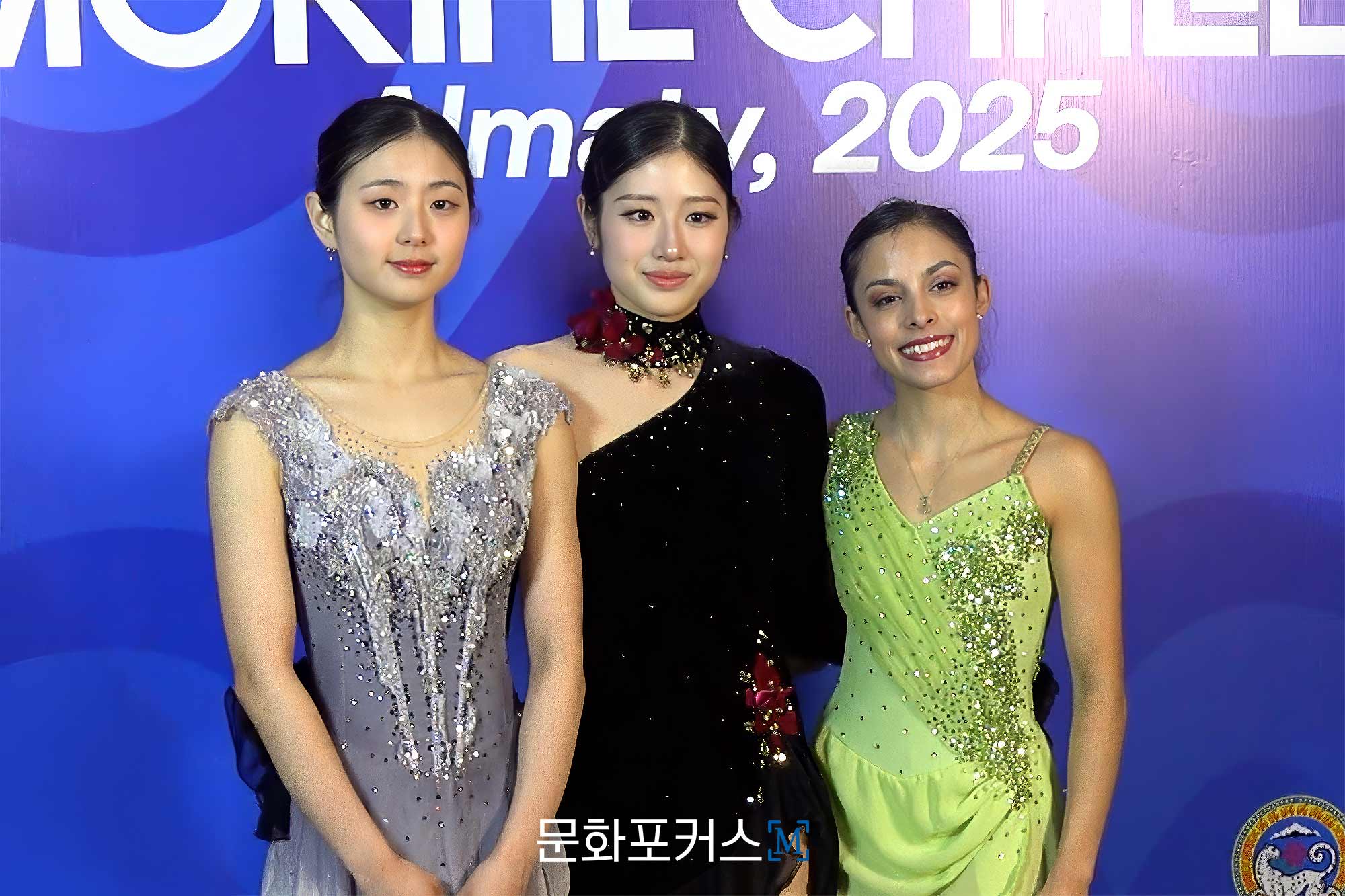 2025 '데니스 텐 메모리얼 챌린지' 여자 싱글 수상자, (좌)윤아선(2위)-이해인(1위)-매들린 스키자스(3위)(우) | 촬영 = LUMA