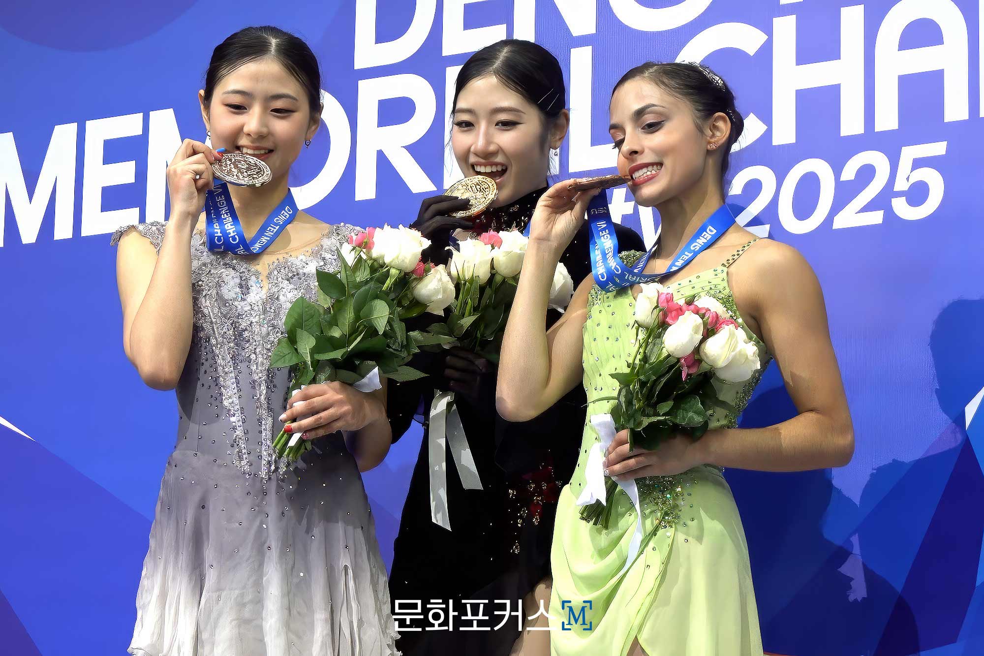 2025 '데니스 텐 메모리얼 챌린지' 여자 싱글 수상자, (좌)윤아선(2위)-이해인(1위)-매들린 스키자스(3위)(우) | 촬영 = LUMA