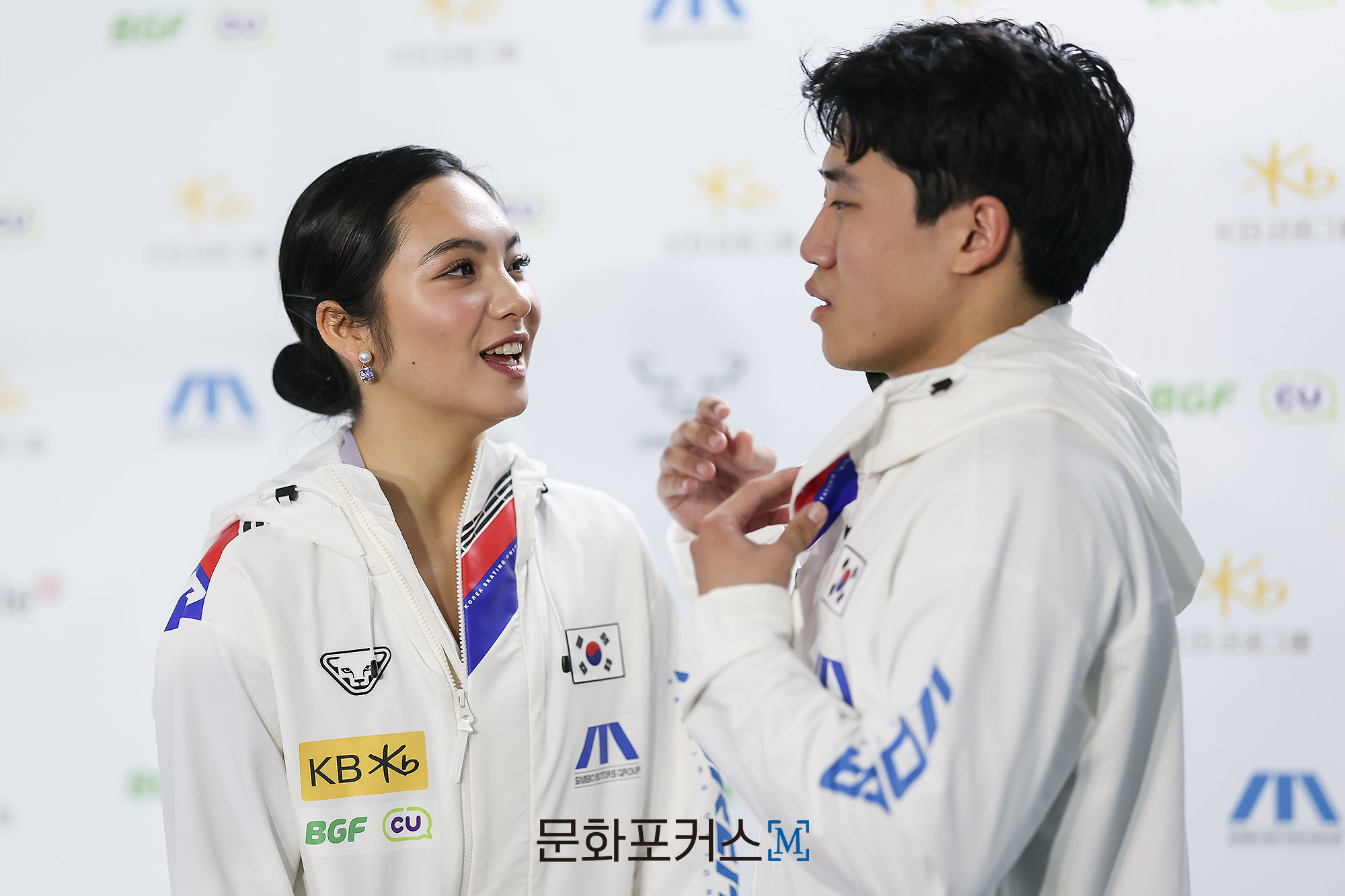 11월 30일 일요일 서울시 목동종합운동장 실내아이스링크에서 진행된 2025 전국남녀 피겨스케이팅 회장배 랭킹대회 경기 후 임해나-권예 조가 인터뷰에 답하고 있다.|촬영=김현진