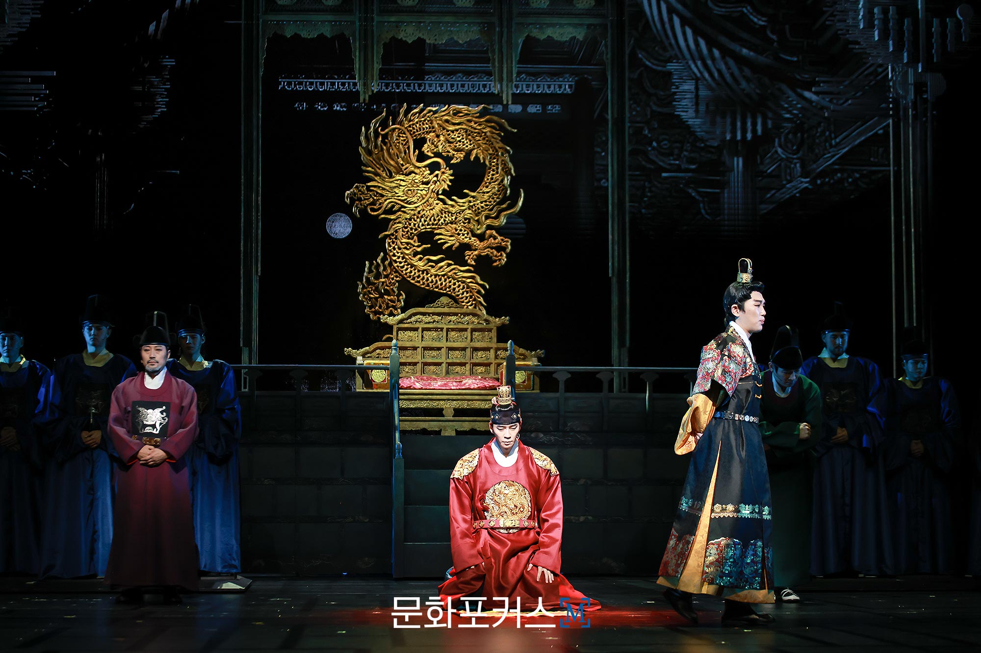 12월 9일 충무아트센터 대극장에서 뮤지컬 〈한복 입은 남자〉 프레스콜에서 세종 역의 배우 신성록이 〈그럼에도 불구하고〉 넘버에 맞춰 시연을 보이고 있다.｜사진=박지민