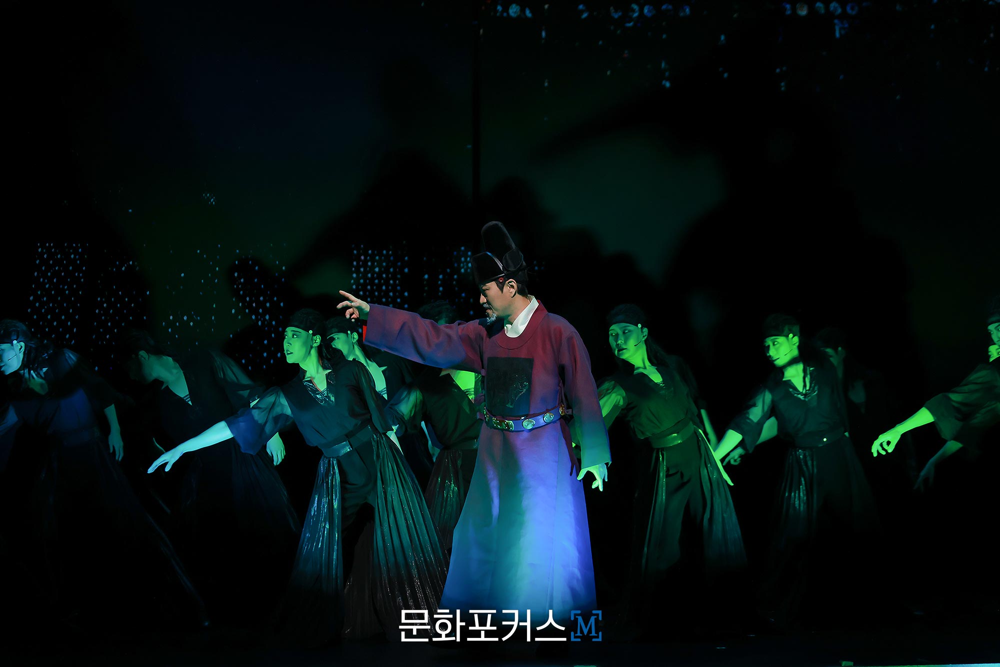 12월 9일 충무아트센터 대극장에서 진행된 뮤지컬 〈한복 입은 남자〉 프레스콜에서 이암 역의 배우 김주호가 〈말세〉 넘버에 맞춰 시연을 보이고 있다.|사진=박지민