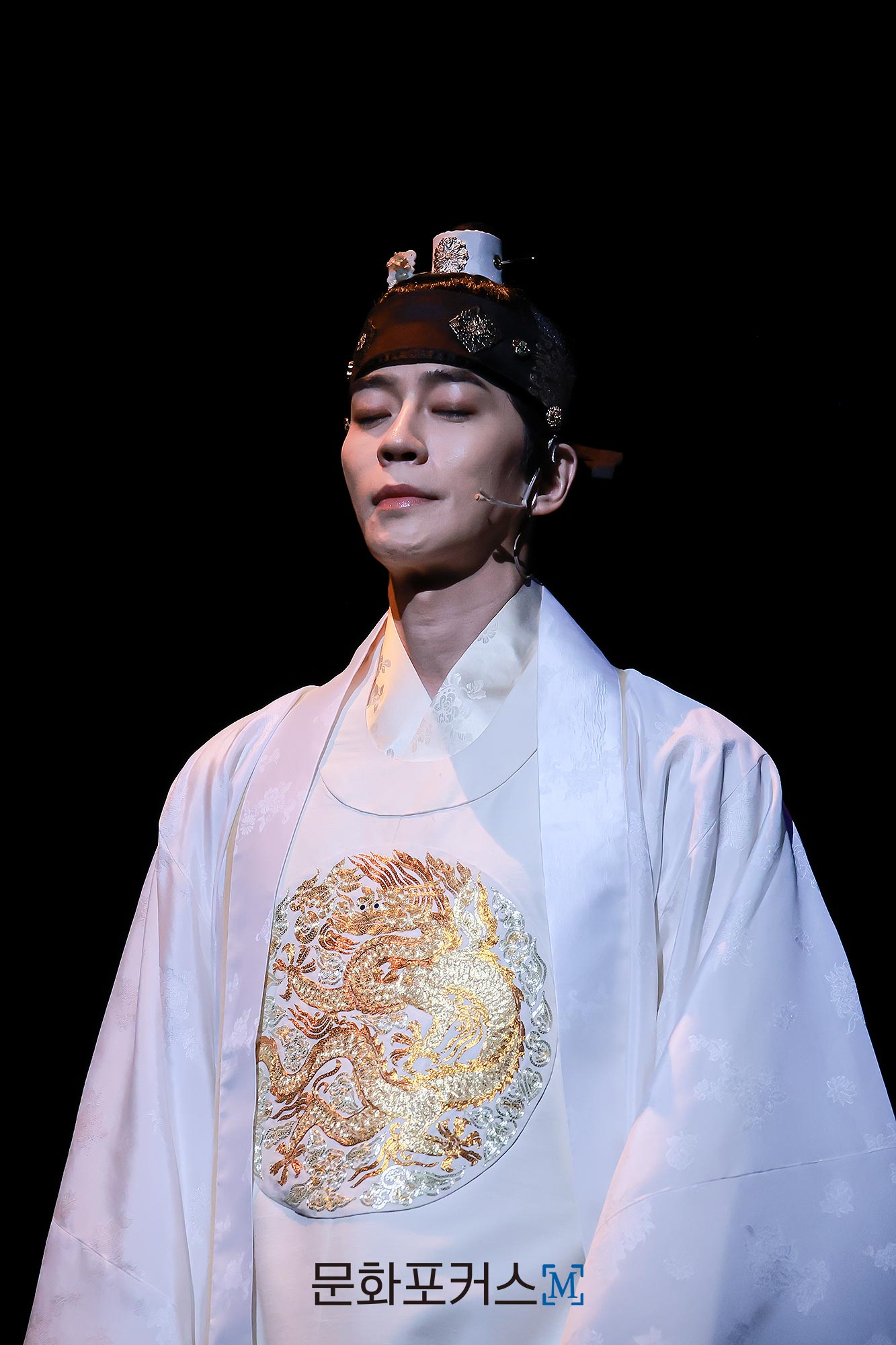 12월 9일 충무아트센터 대극장에서 진행된 뮤지컬 〈한복 입은 남자〉 프레스콜에서 세종 역의 배우 신성록이〈너만의 별에〉 넘버에 맞춰 시연을 보이고 있다.｜사진=박지민