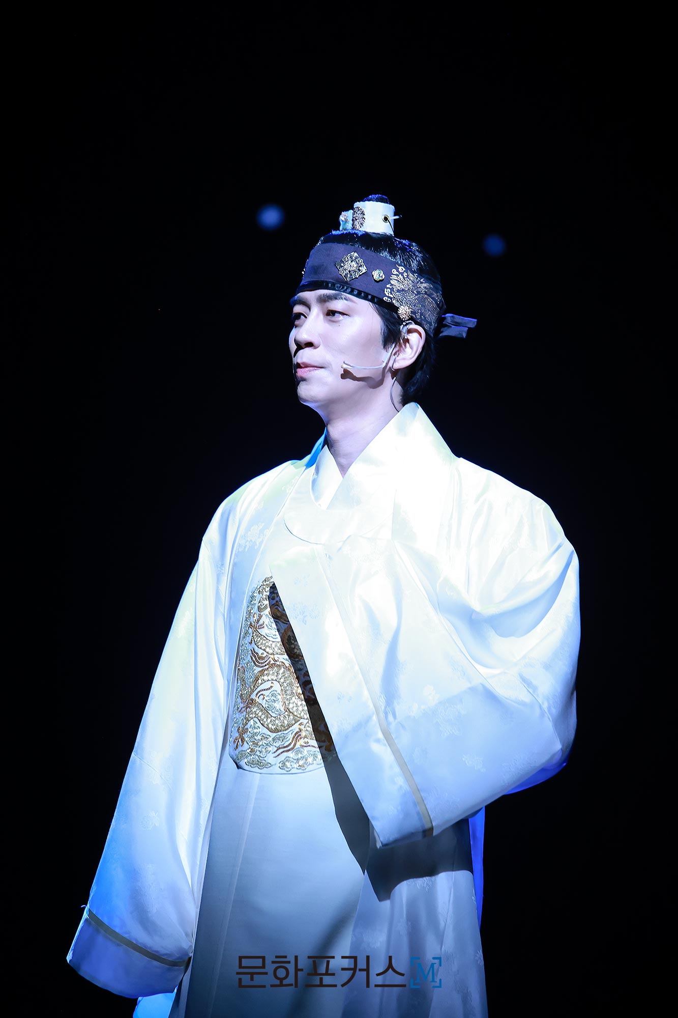 12월 9일 충무아트센터 대극장에서 진행된 뮤지컬 〈한복 입은 남자〉 프레스콜에서 세종 역의 배우 신성록이〈너만의 별에〉 넘버에 맞춰 시연을 보이고 있다.｜사진=박지민