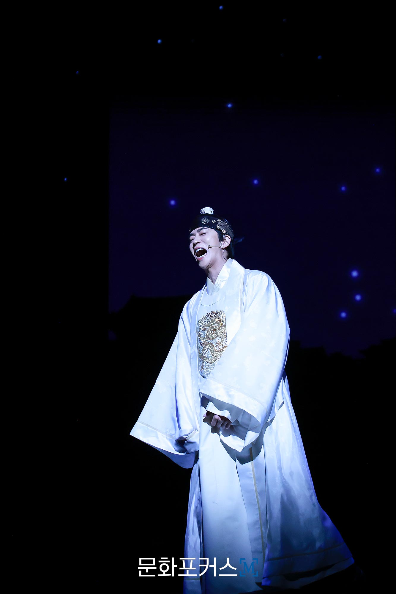 12월 9일 충무아트센터 대극장에서 진행된 뮤지컬 〈한복 입은 남자〉 프레스콜에서 세종 역의 배우 신성록이〈너만의 별에〉 넘버에 맞춰 시연을 보이고 있다.｜사진=박지민
