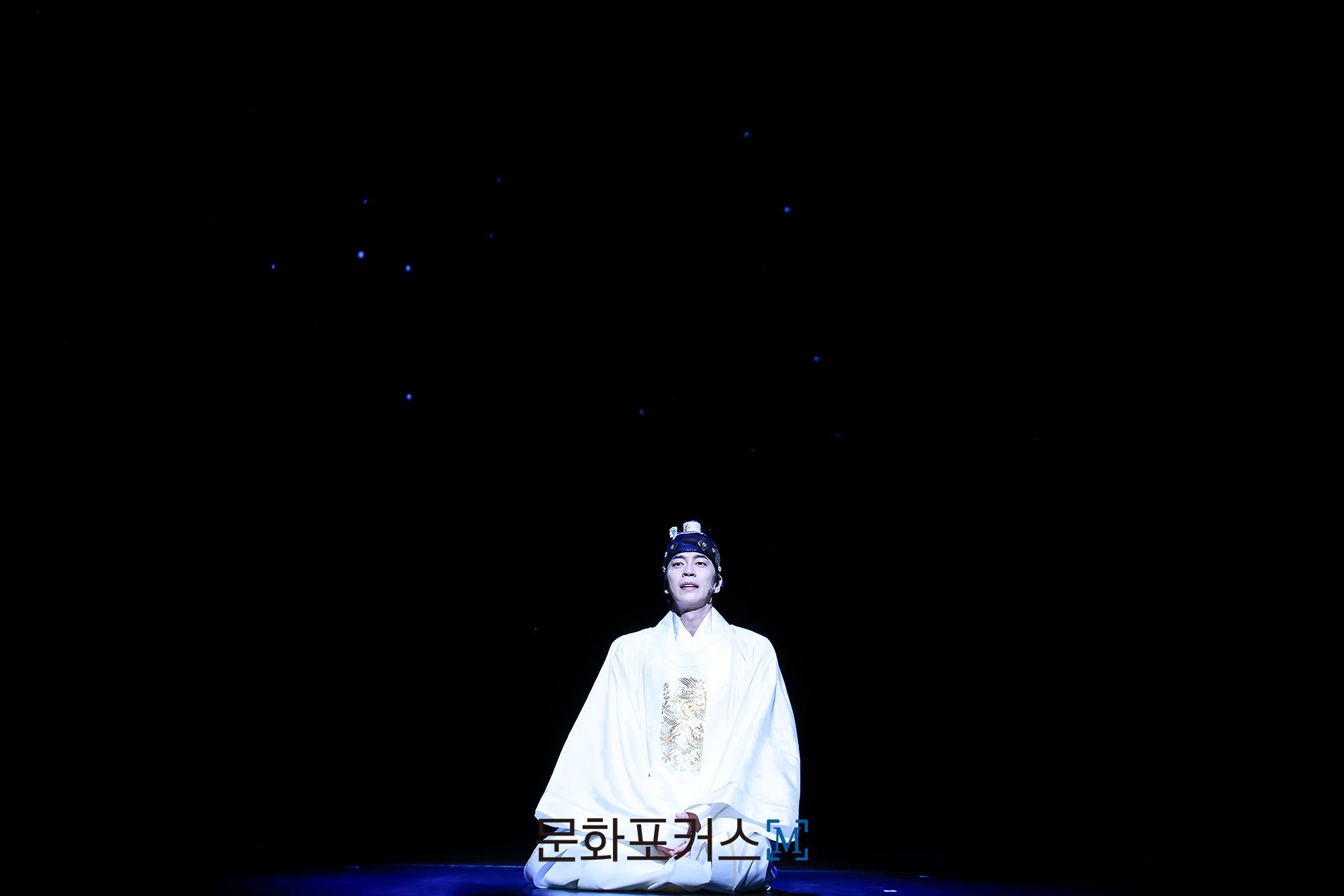 12월 9일 충무아트센터 대극장에서 진행된 뮤지컬 〈한복 입은 남자〉 프레스콜에서 세종 역의 배우 신성록이〈너만의 별에〉 넘버에 맞춰 시연을 보이고 있다.｜사진=박지민