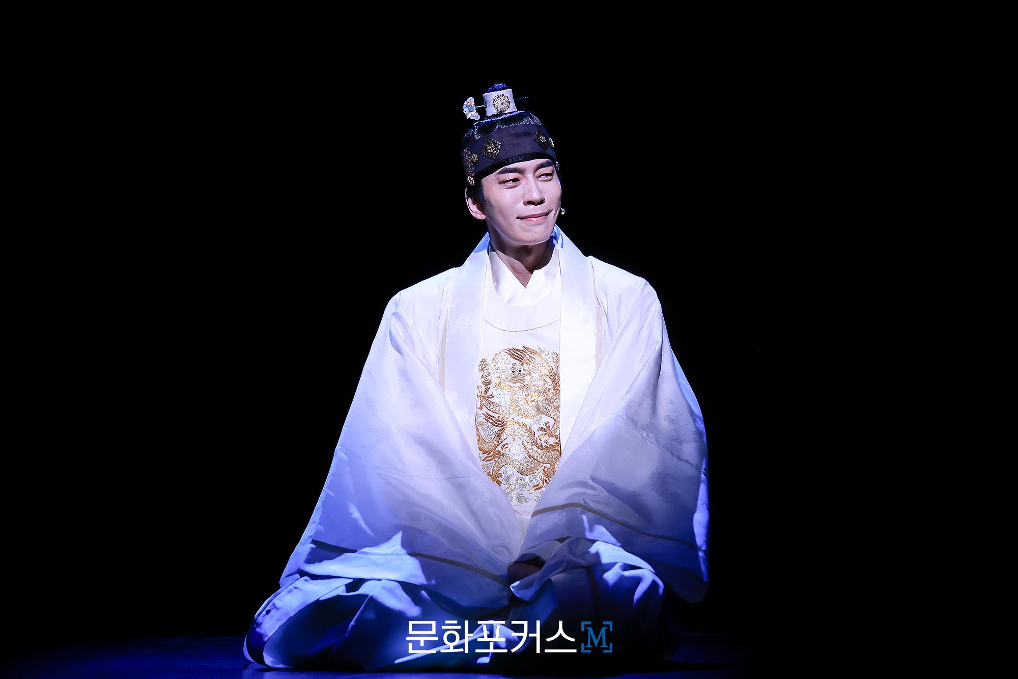 12월 9일 충무아트센터 대극장에서 진행된 뮤지컬 〈한복 입은 남자〉 프레스콜에서 세종 역의 배우 신성록이〈너만의 별에〉 넘버에 맞춰 시연을 보이고 있다.｜사진=박지민