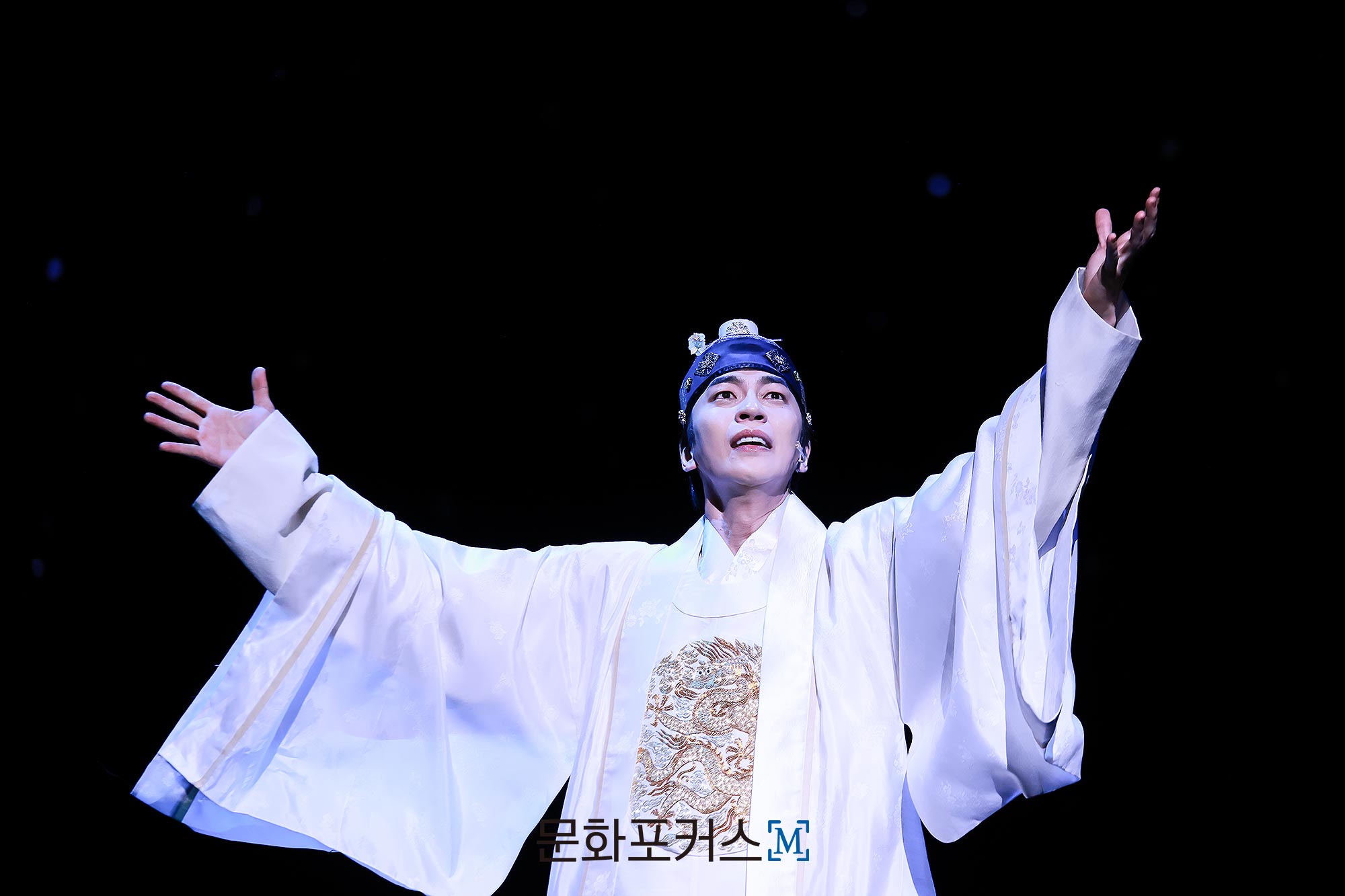 12월 9일 충무아트센터 대극장에서 진행된 뮤지컬 〈한복 입은 남자〉 프레스콜에서 세종 역의 배우 신성록이〈너만의 별에〉 넘버에 맞춰 시연을 보이고 있다.｜사진=박지민