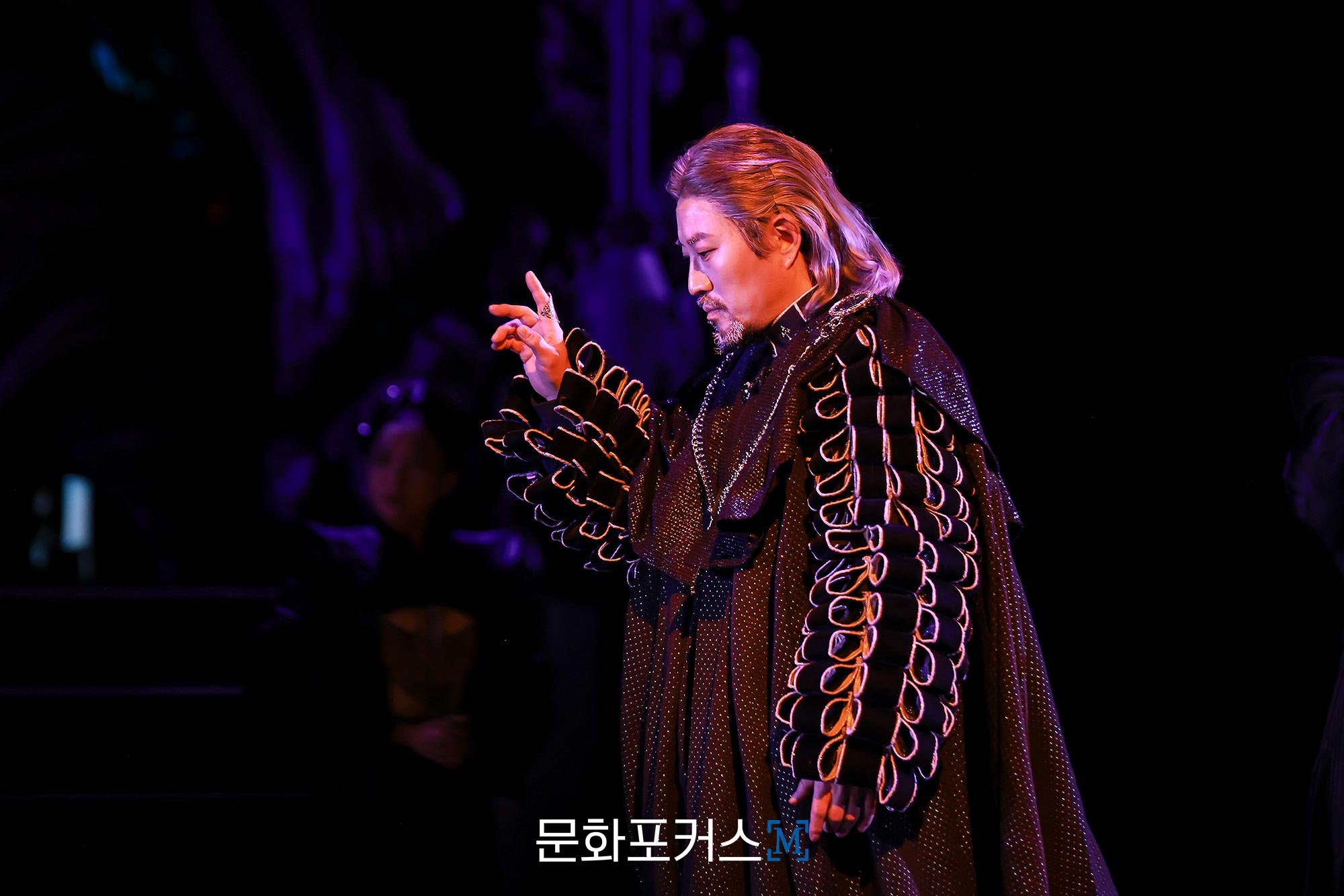 12월 9일 충무아트센터 대극장에서 진행된 뮤지컬 〈한복 입은 남자〉 프레스콜에서 교황 역의 배우 김주호가〈어둠의 지배자들〉 넘버에 맞춰 시연을 보이고 있다.|사진=박지민