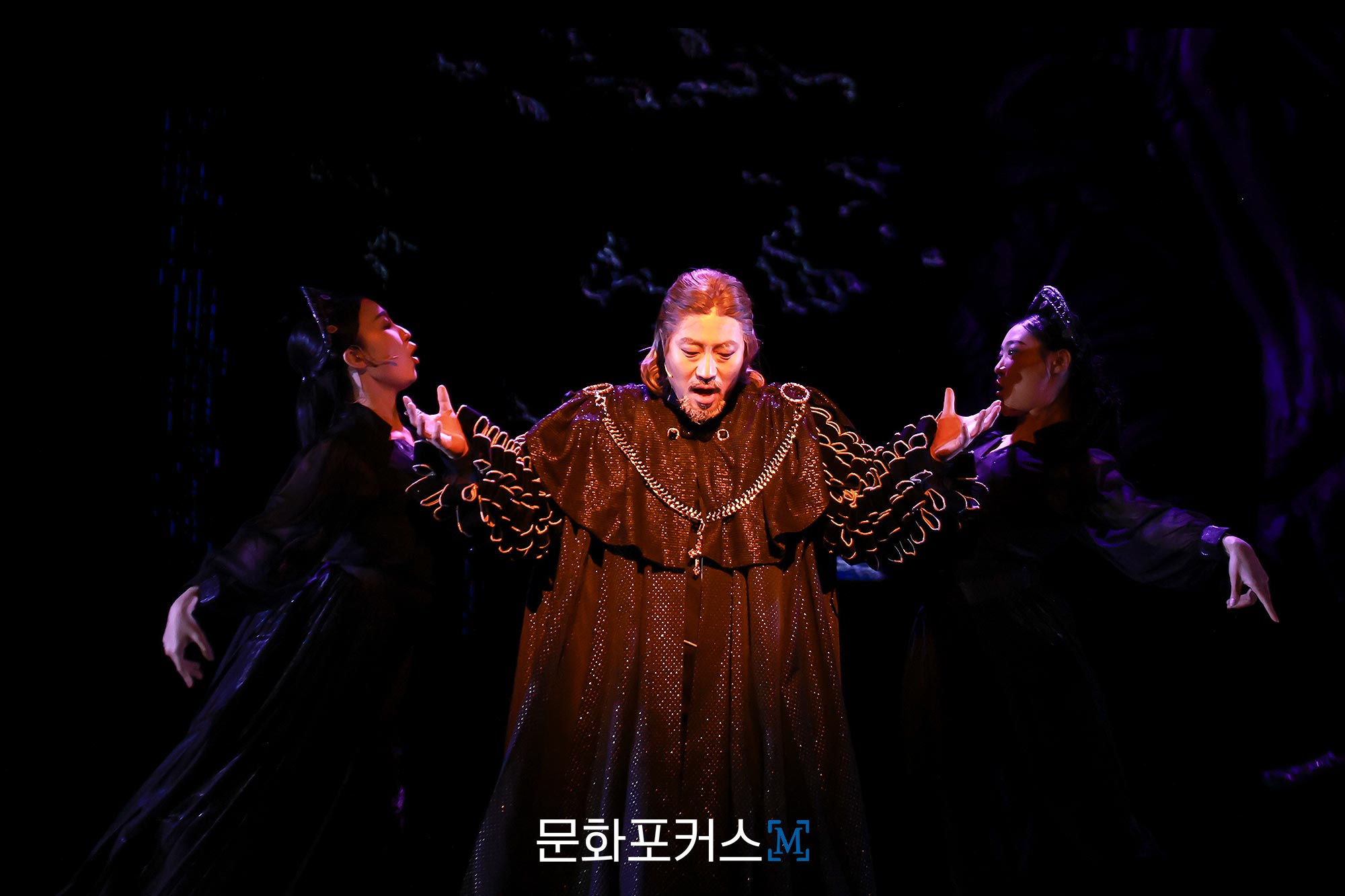 12월 9일 충무아트센터 대극장에서 진행된 뮤지컬 〈한복 입은 남자〉 프레스콜에서 교황 역의 배우 김주호가〈어둠의 지배자들〉 넘버에 맞춰 시연을 보이고 있다.|사진=박지민