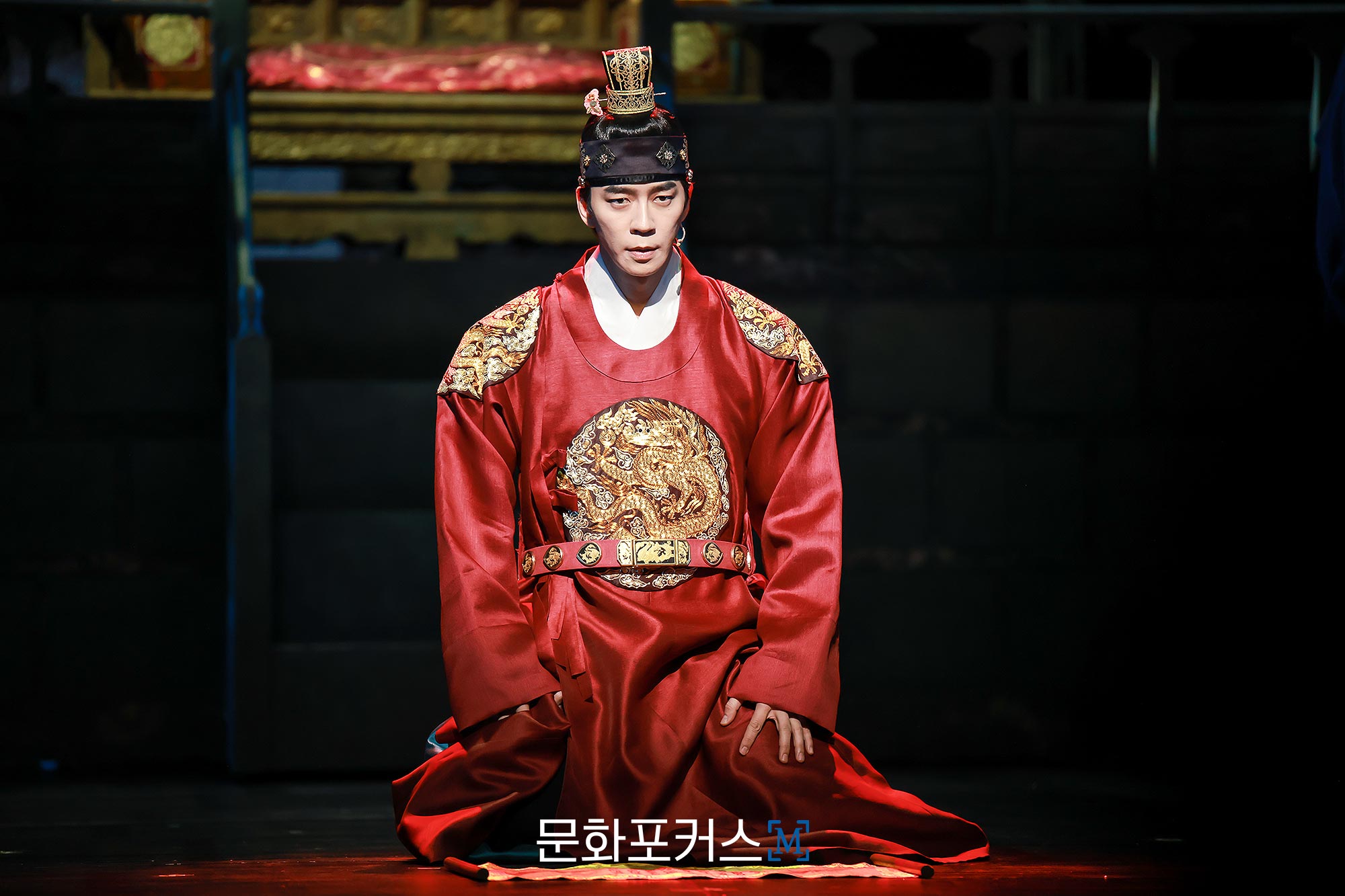 12월 9일 충무아트센터 대극장에서 뮤지컬 〈한복 입은 남자〉 프레스콜에서 세종 역의 배우 신성록이 〈그럼에도 불구하고〉 넘버에 맞춰 시연을 보이고 있다.｜사진=박지민