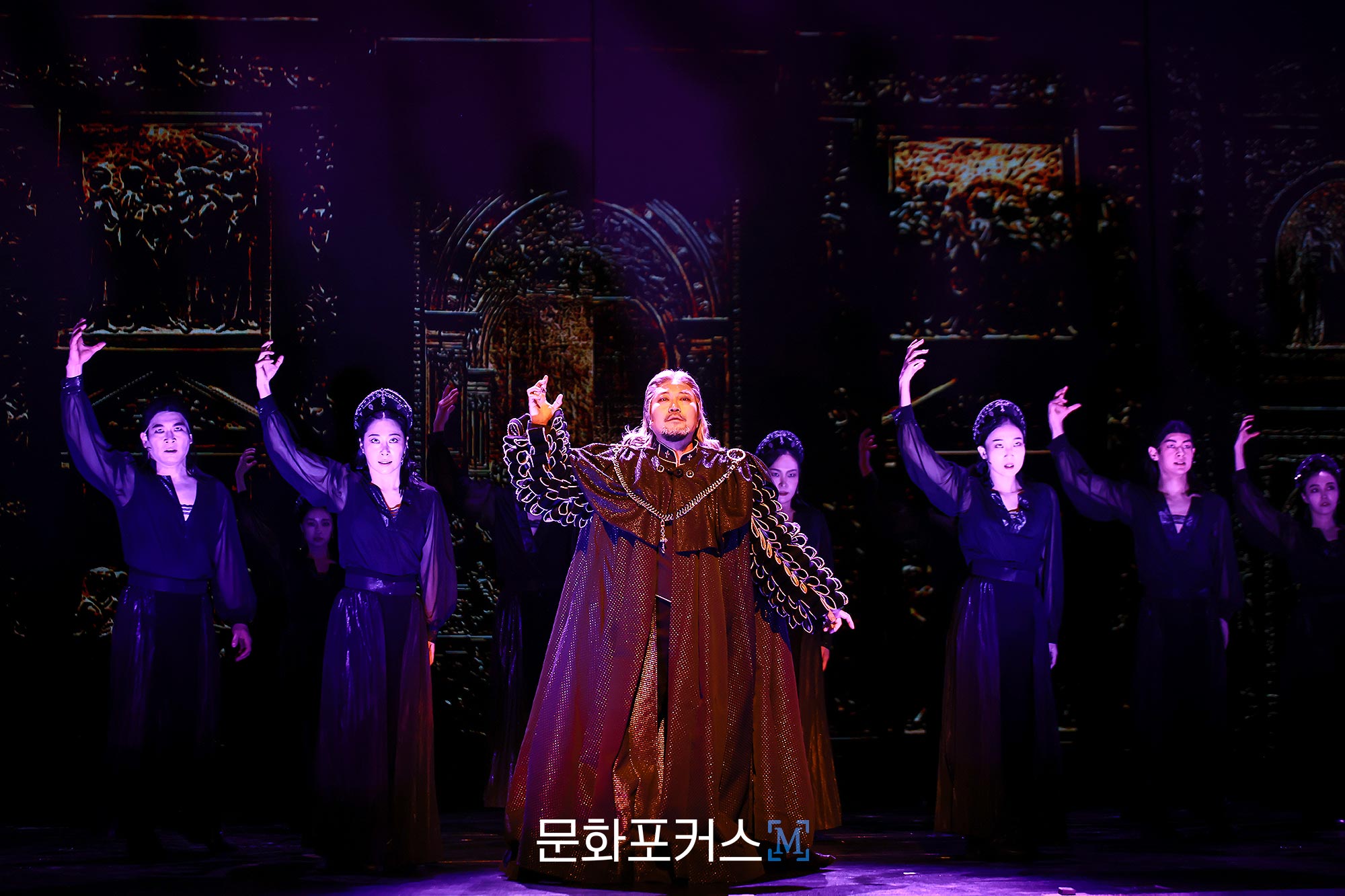 12월 9일 충무아트센터 대극장에서 진행된 뮤지컬 〈한복 입은 남자〉 프레스콜에서 교황 역의 배우 김주호가〈어둠의 지배자들〉 넘버에 맞춰 시연을 보이고 있다.|사진=박지민