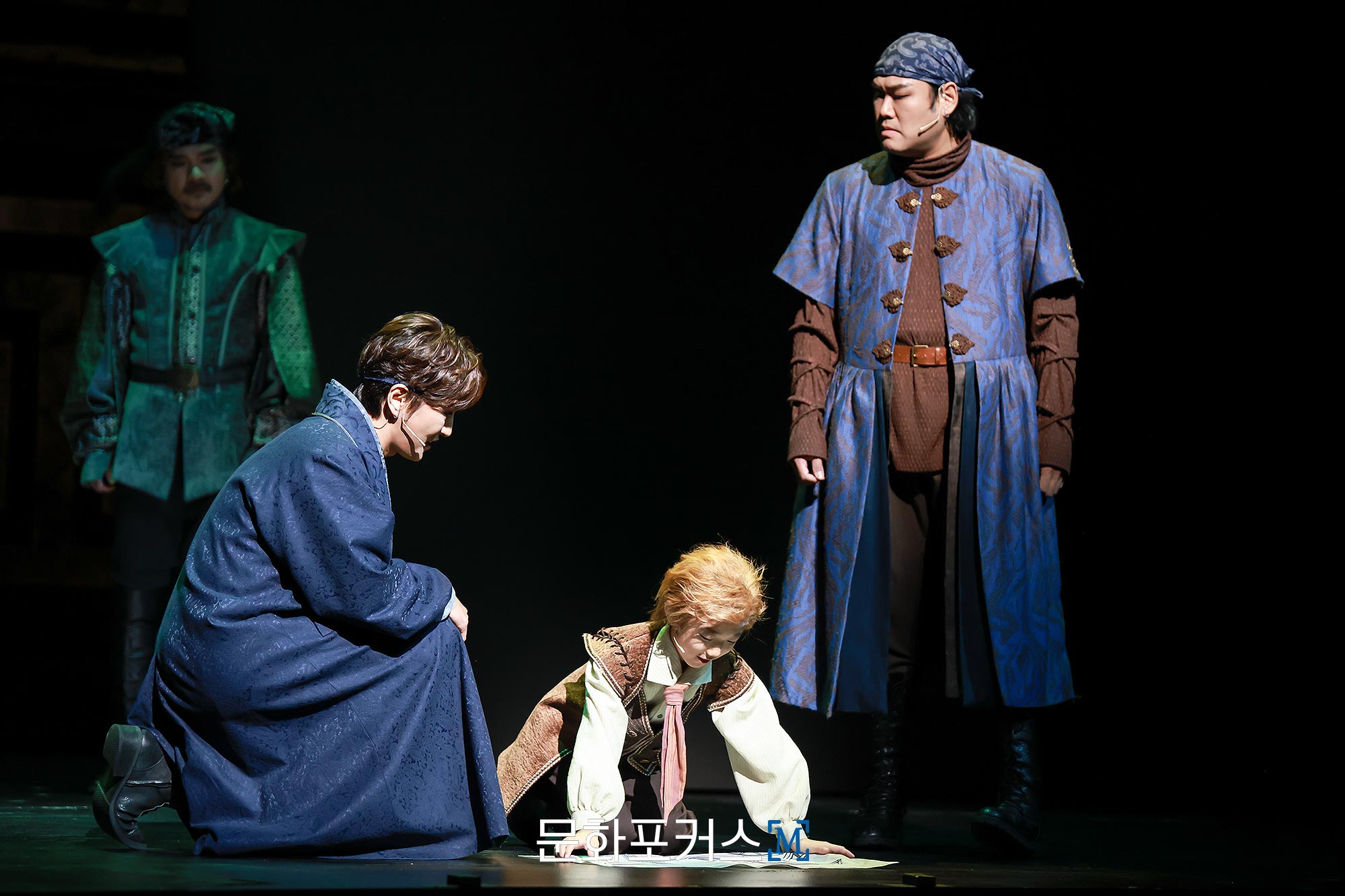 12월 9일 충무아트센터 대극장에서 진행된 뮤지컬 〈한복 입은 남자〉 프레스콜에서 영실 역의 배우 박은태가 〈내 이름으로 rep〉 넘버에 맞춰 시연을 보이고 있다.|사진=박지민