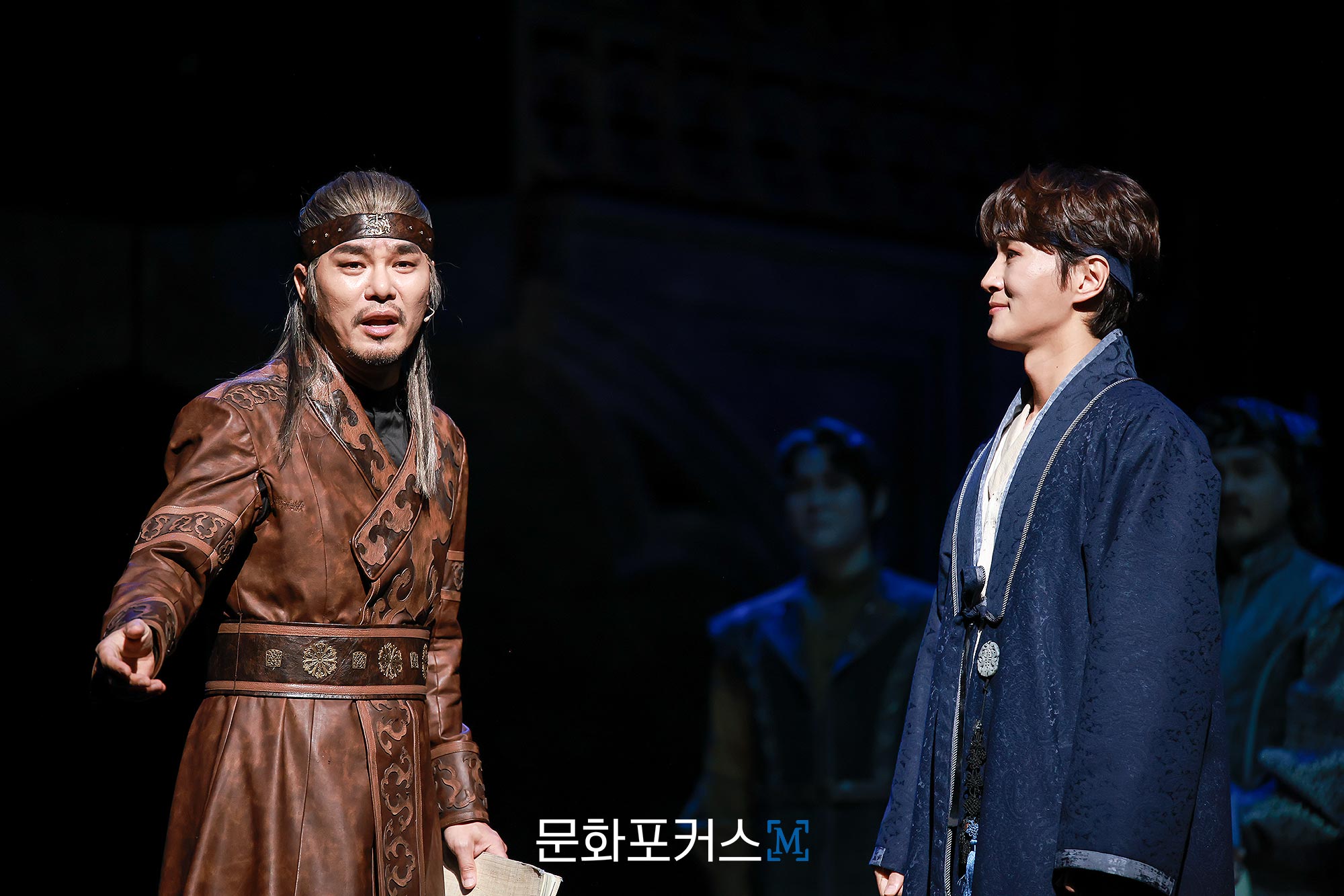 12월 9일 충무아트센터 대극장에서 진행된 뮤지컬 〈한복 입은 남자〉 프레스콜에서 영실 역의 배우 박은태, 정화대장 역의 배우 최민철이 〈내 이름으로 rep〉 넘버에 맞춰 시연을 보이고 있다.|사진=박지민