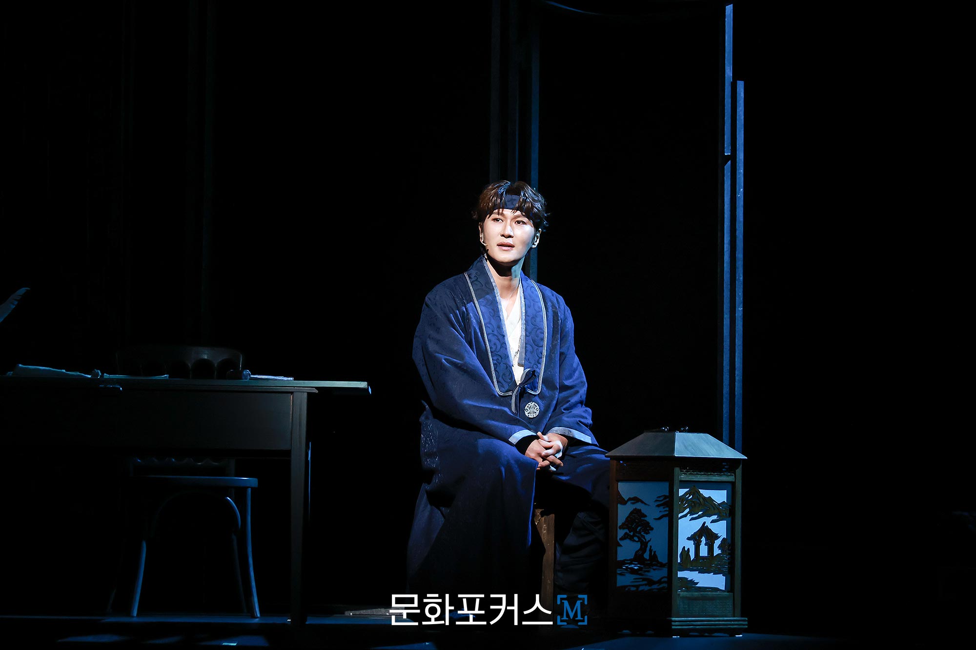 12월 9일 충무아트센터 대극장에서 진행된 뮤지컬 〈한복 입은 남자〉 프레스콜에서 영실 역의 배우 박은태가 〈그리웁다〉 넘버에 맞춰 시연을 보이고 있다.｜사진=박지민