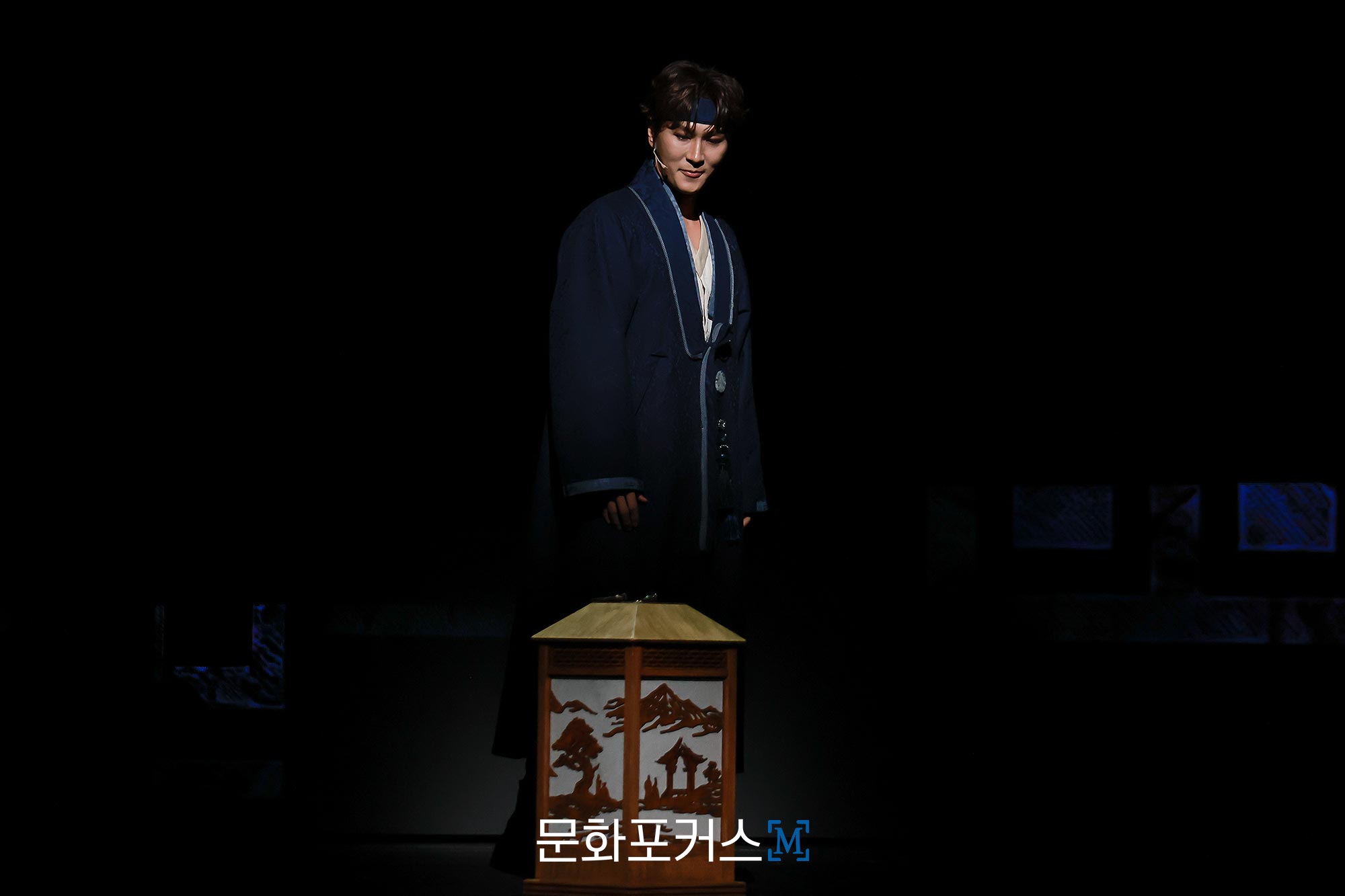 12월 9일 충무아트센터 대극장에서 진행된 뮤지컬 〈한복 입은 남자〉 프레스콜에서 영실 역의 배우 박은태가 〈그리웁다〉 넘버에 맞춰 시연을 보이고 있다.｜사진=박지민