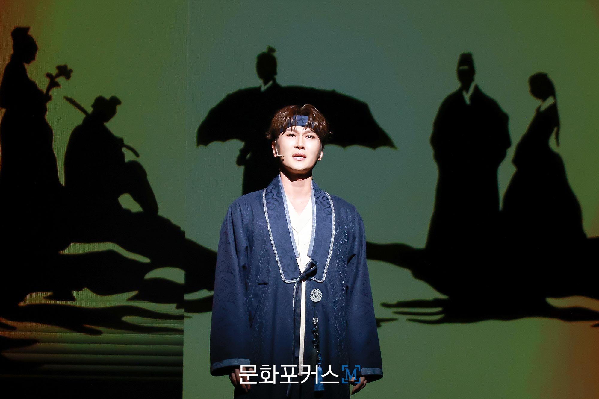 12월 9일 충무아트센터 대극장에서 진행된 뮤지컬 〈한복 입은 남자〉 프레스콜에서 영실 역의 배우 박은태가 〈그리웁다〉 넘버에 맞춰 시연을 보이고 있다.｜사진=박지민