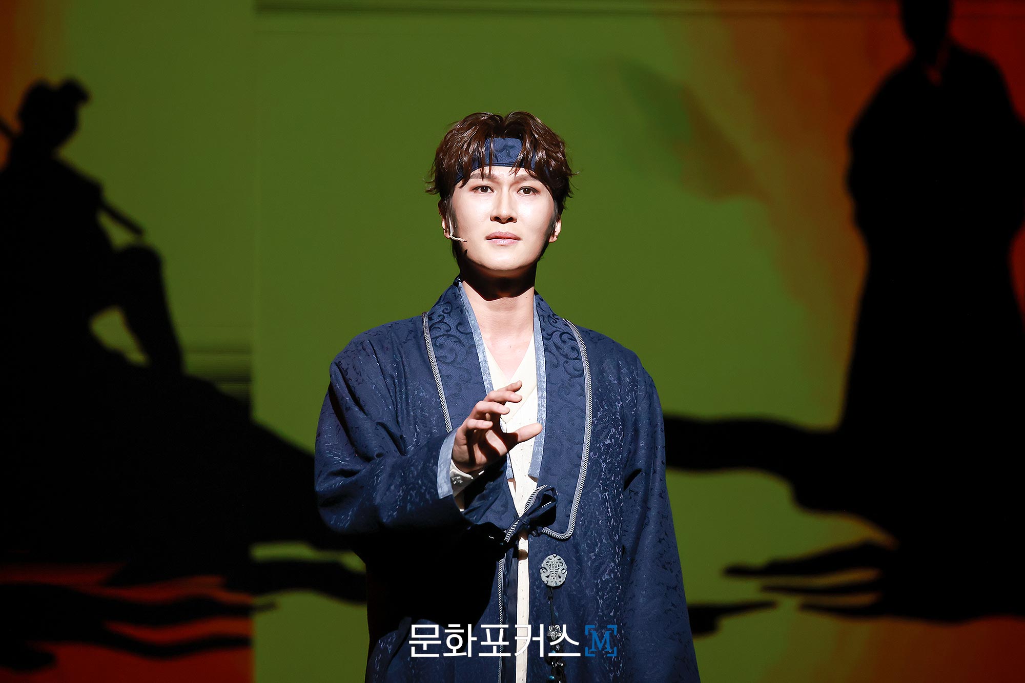 12월 9일 충무아트센터 대극장에서 진행된 뮤지컬 〈한복 입은 남자〉 프레스콜에서 영실 역의 배우 박은태가 〈그리웁다〉 넘버에 맞춰 시연을 보이고 있다.｜사진=박지민