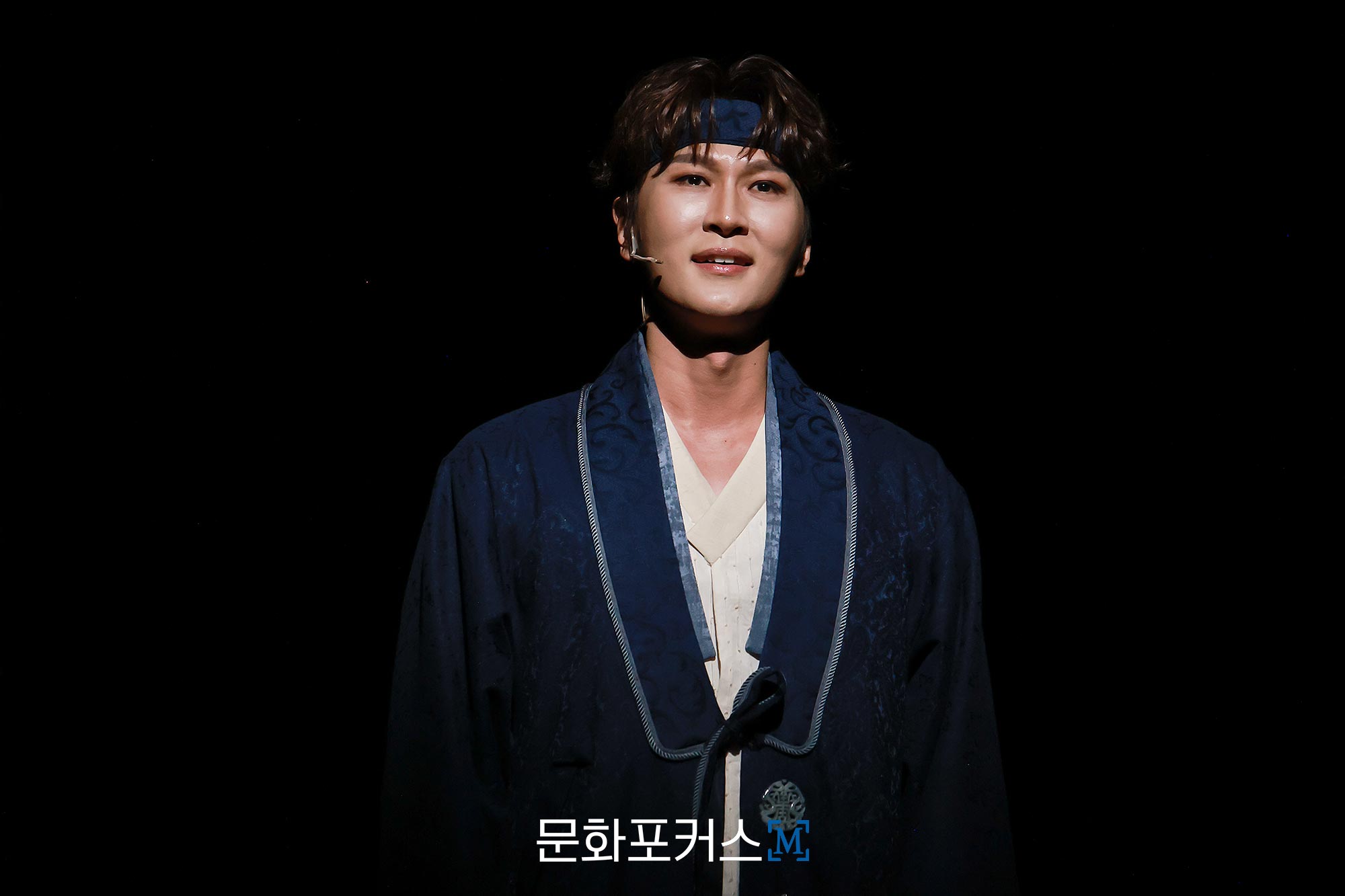 12월 9일 충무아트센터 대극장에서 진행된 뮤지컬 〈한복 입은 남자〉 프레스콜에서 영실 역의 배우 박은태가 〈그리웁다〉 넘버에 맞춰 시연을 보이고 있다.｜사진=박지민