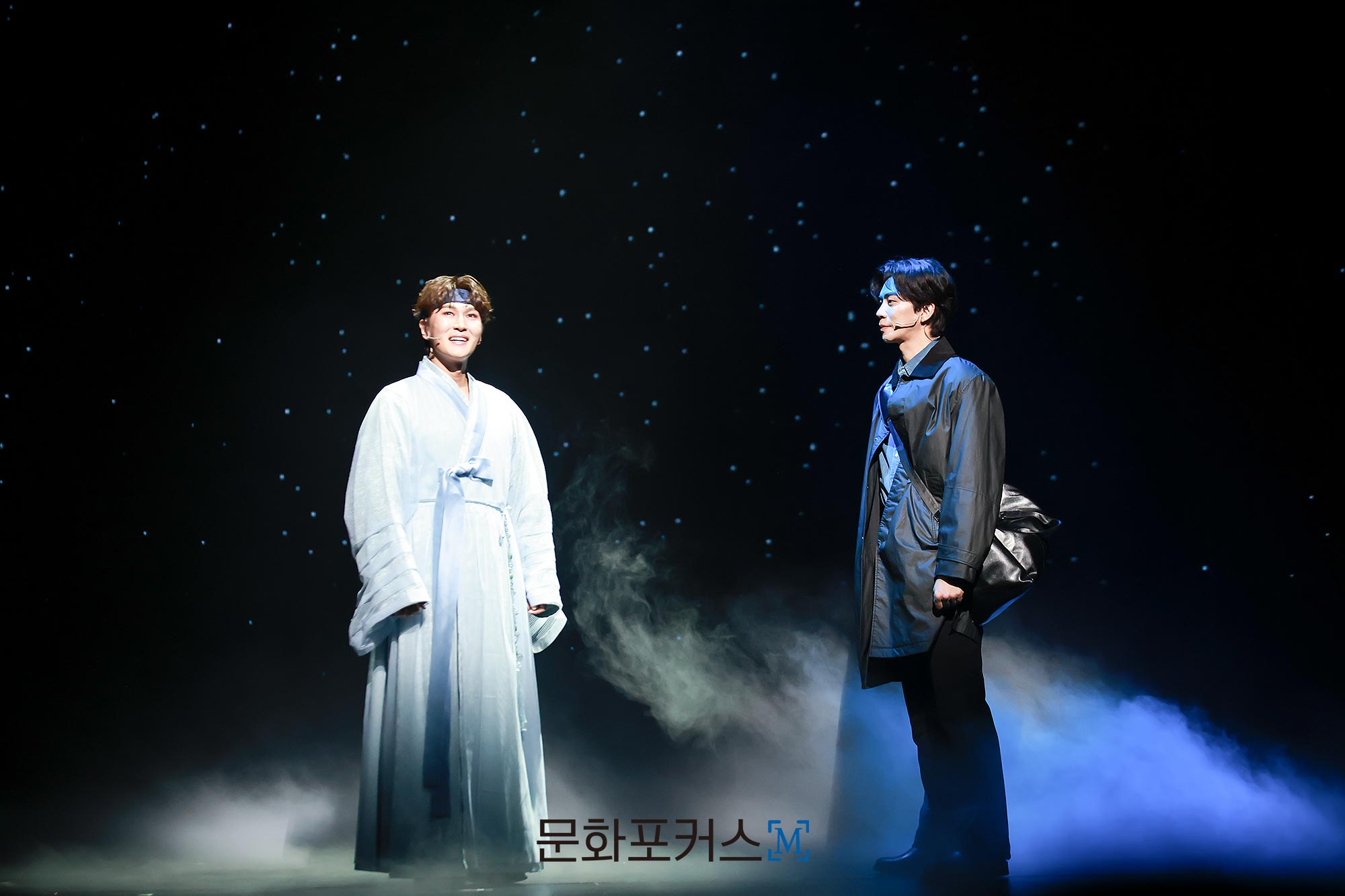 12월 9일 충무아트센터 대극장에서 진행된 뮤지컬 〈한복 입은 남자〉 프레스콜에서 진석 역의 배우 신성록과 영실 역의 배우 박은태가〈비차 rep〉 넘버에 맞춰 시연을 보이고 있다.|사진=박지민