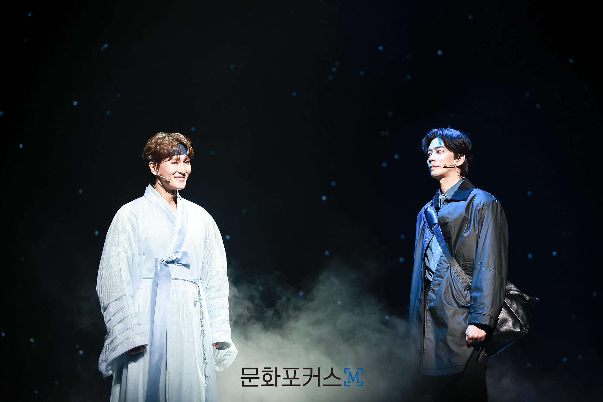 12월 9일 충무아트센터 대극장에서 진행된 뮤지컬 〈한복 입은 남자〉 프레스콜에서 진석 역의 배우 신성록과 영실 역의 배우 박은태가〈비차 rep〉 넘버에 맞춰 시연을 보이고 있다.|사진=박지민