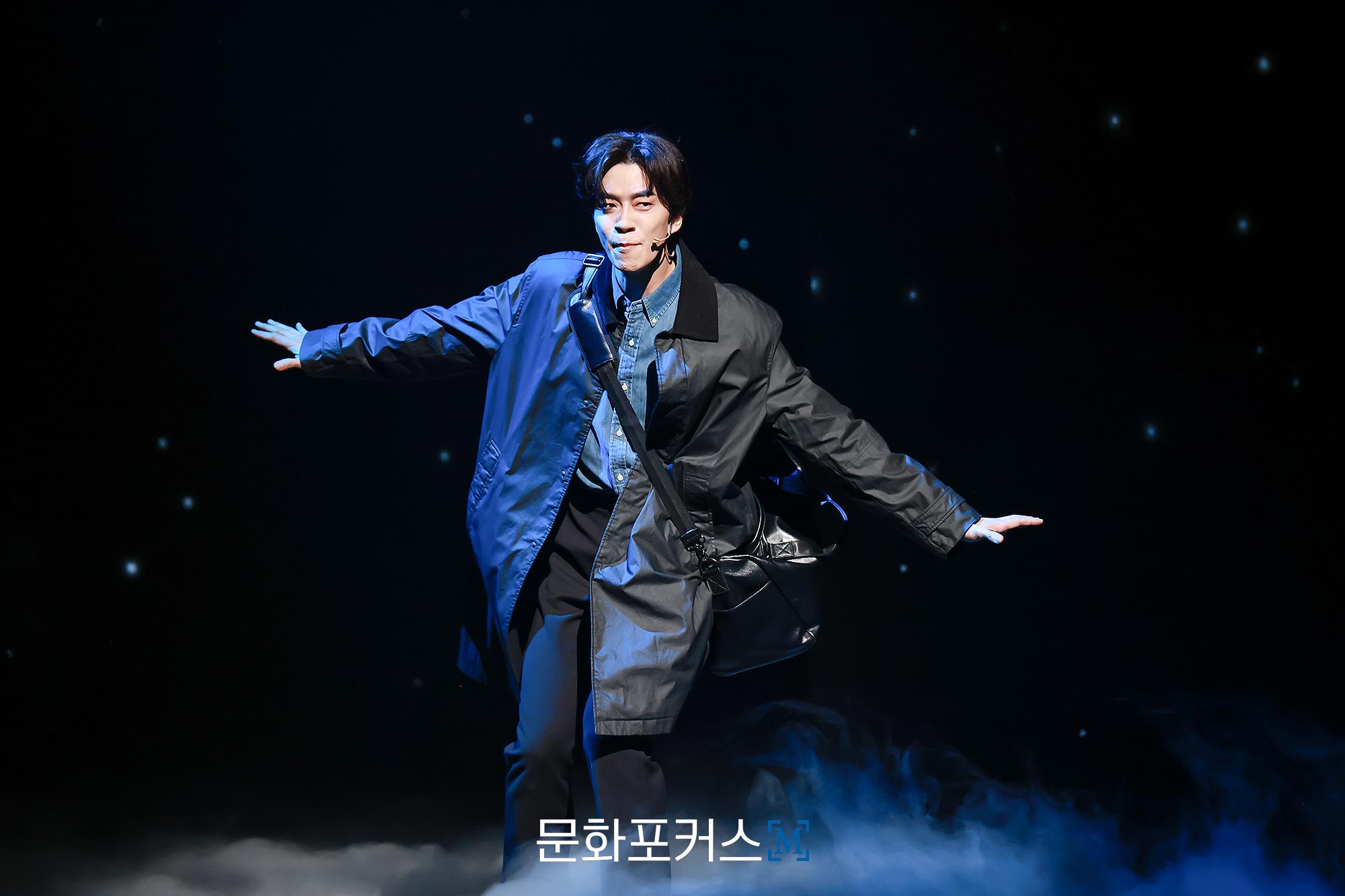 12월 9일 충무아트센터 대극장에서 진행된 뮤지컬 〈한복 입은 남자〉 프레스콜에서 진석 역의 배우 신성록이〈비차 rep〉 넘버에 맞춰 시연을 보이고 있다.|사진=박지민