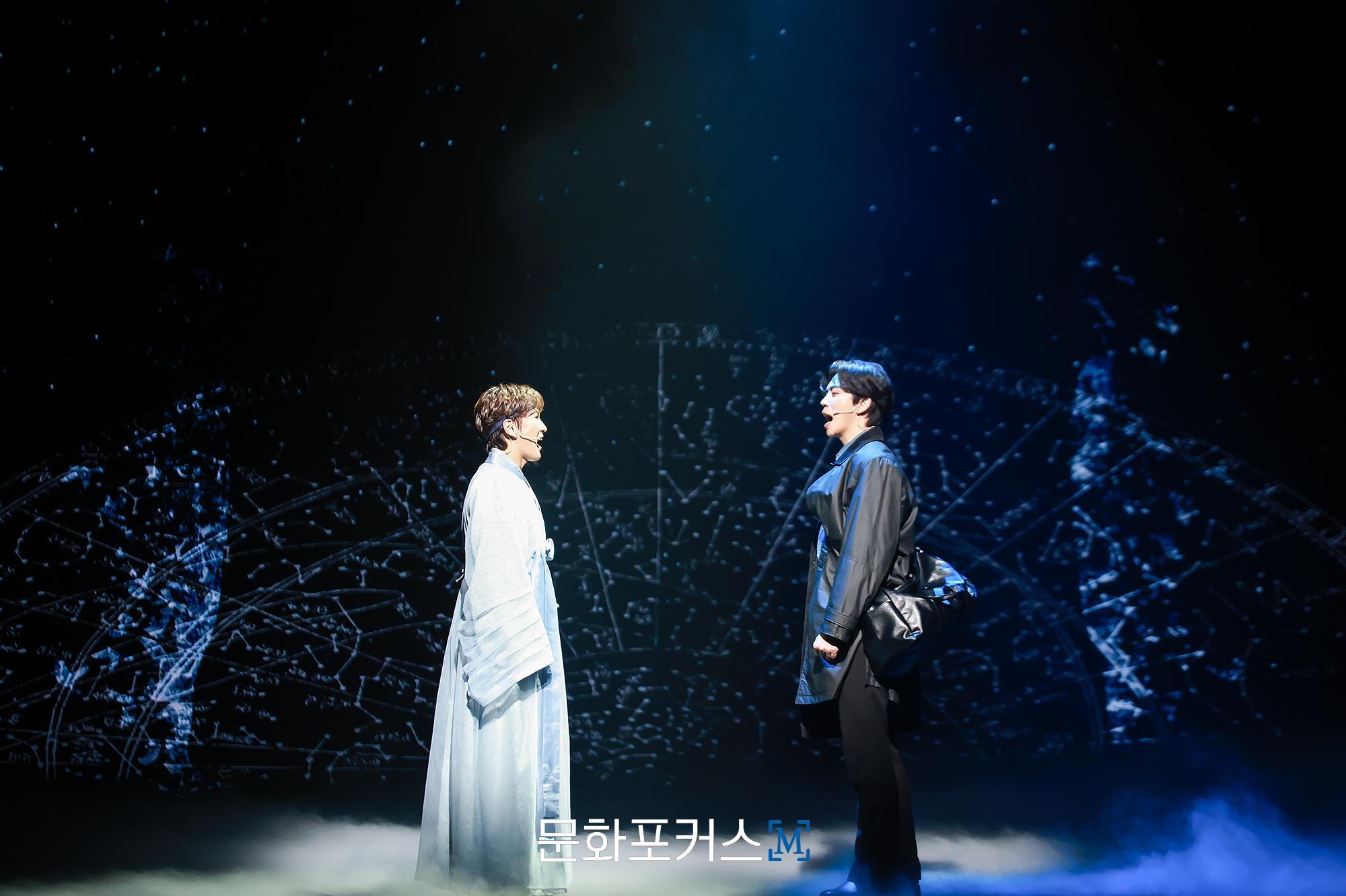 12월 9일 충무아트센터 대극장에서 진행된 뮤지컬 〈한복 입은 남자〉 프레스콜에서 진석 역의 배우 신성록과 영실 역의 배우 박은태가〈비차 rep〉 넘버에 맞춰 시연을 보이고 있다.|사진=박지민