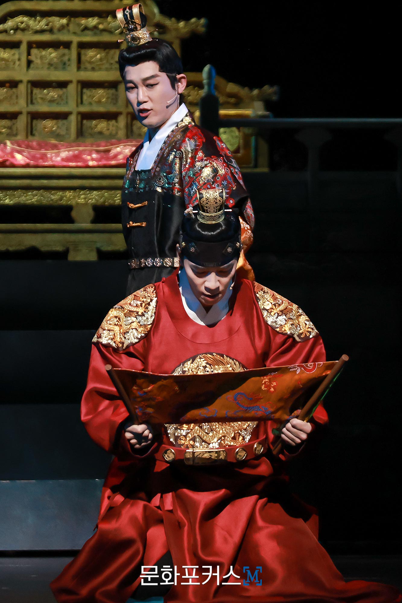 12월 9일 충무아트센터 대극장에서 뮤지컬 〈한복 입은 남자〉 프레스콜에서 세종 역의 배우 신성록이 〈그럼에도 불구하고〉 넘버에 맞춰 시연을 보이고 있다.｜사진=박지민